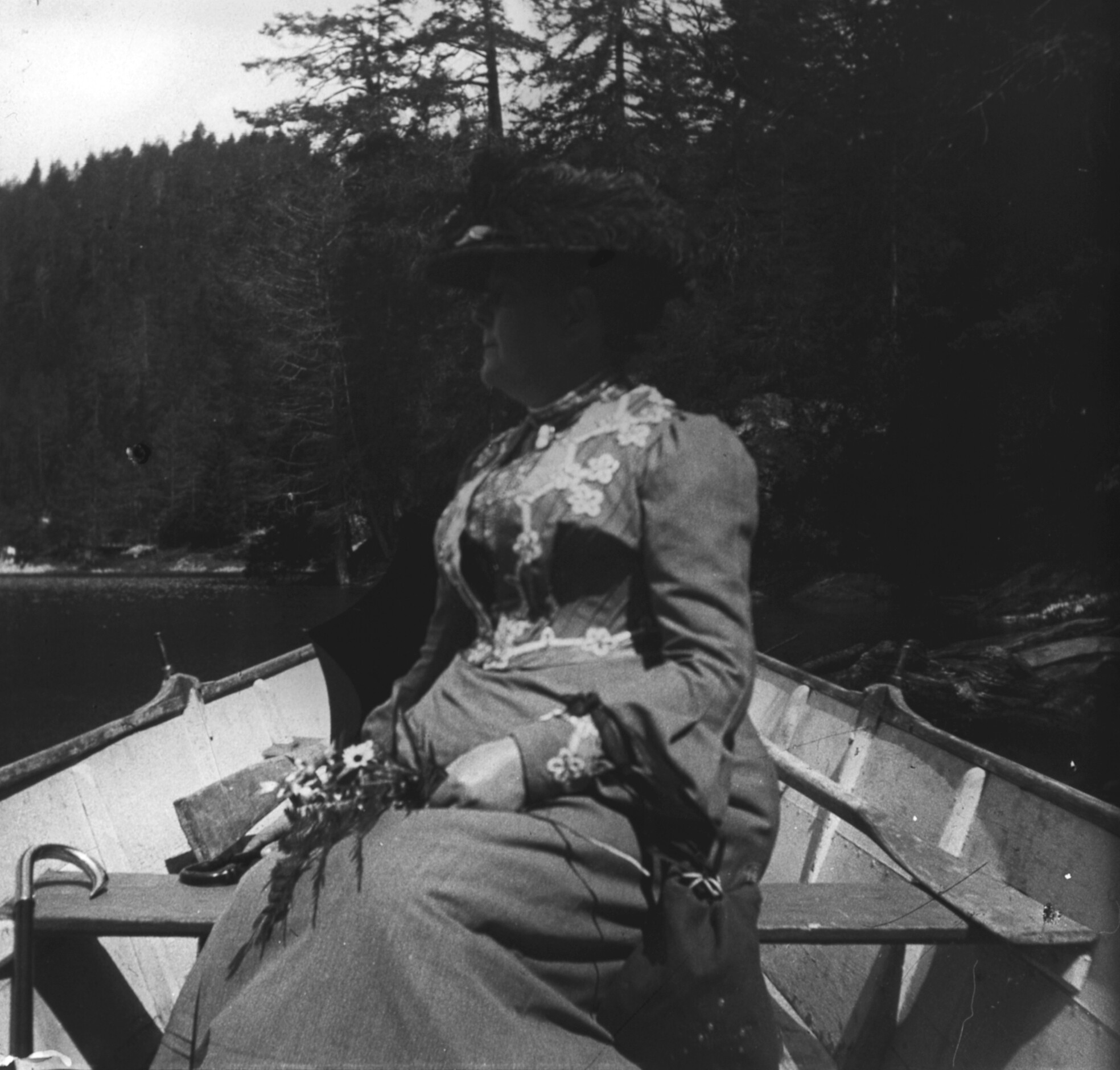 Bertha Röntgen im Ruderboot auf dem Caumasee in Flims (August 1903), 87378 sd L (DRM CC BY-NC-SA)