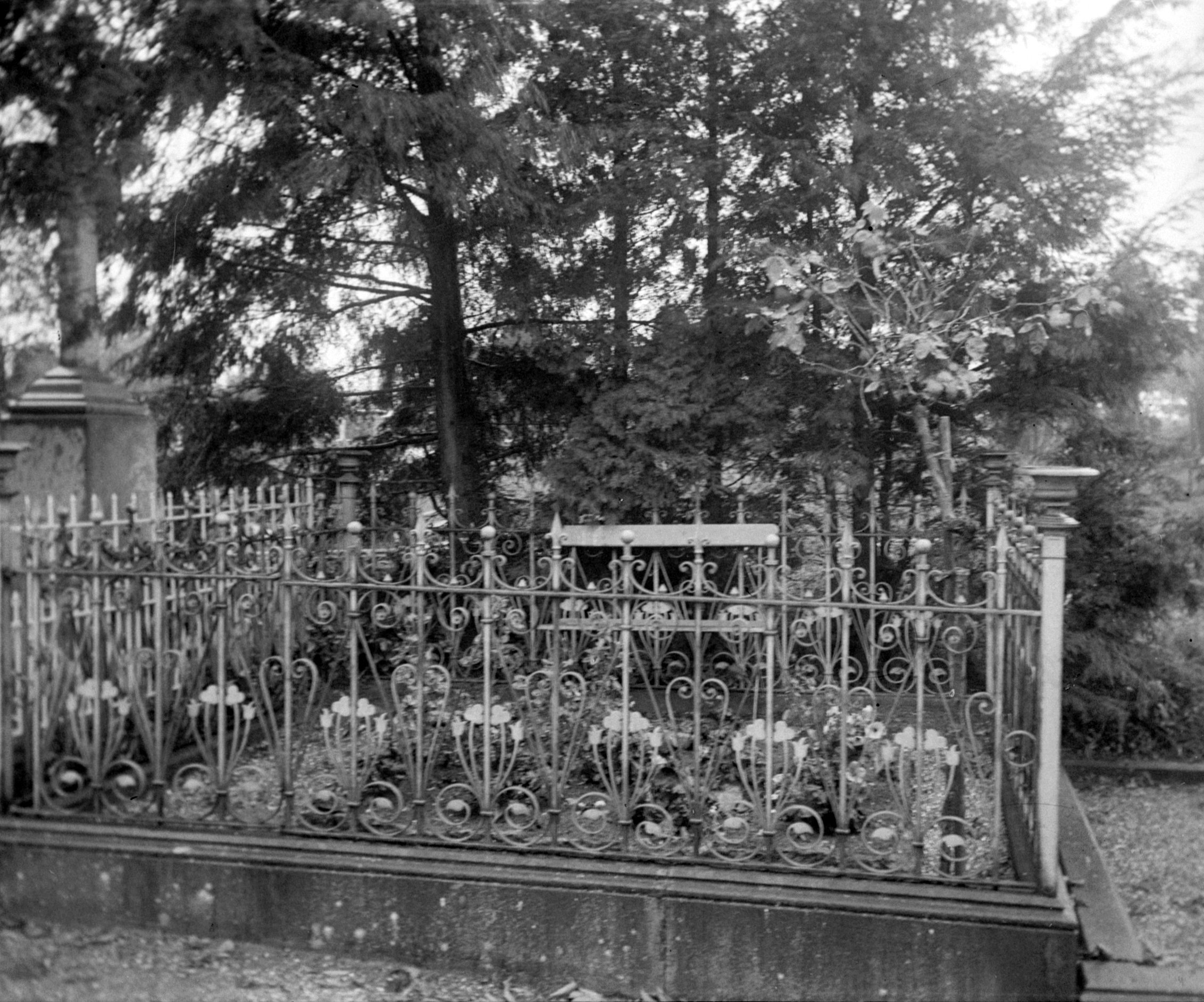 Grab von Röntgens Eltern in Gießen (Oktober 1902), 87205 sn R_o (DRM CC BY-NC-SA)