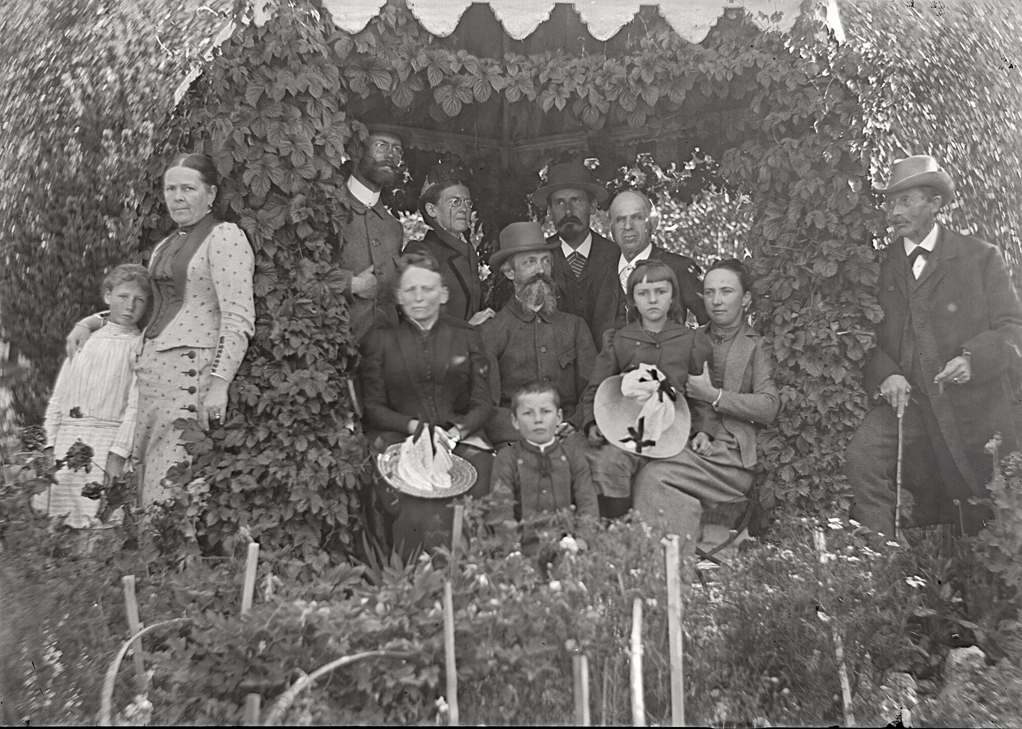 Gruppenaufnahme im Garten in Pontresina (27.08.1891), 86002 gp_o (DRM CC BY-NC-SA)