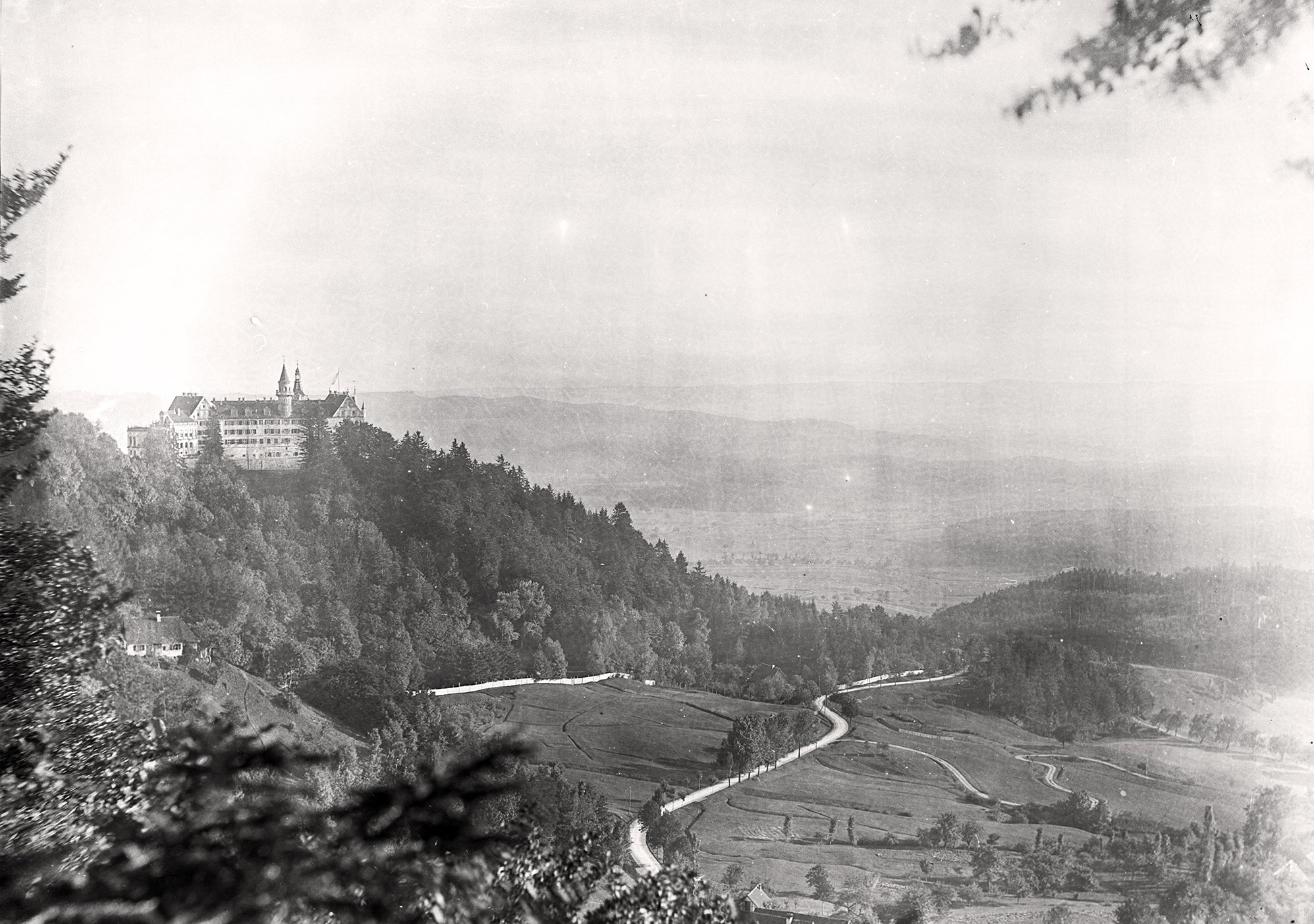 Schloss Heiligenberg von der Freundschaftshöhle aufgenommen (25.09.1892), 86032_o (DRM CC BY-NC-SA)