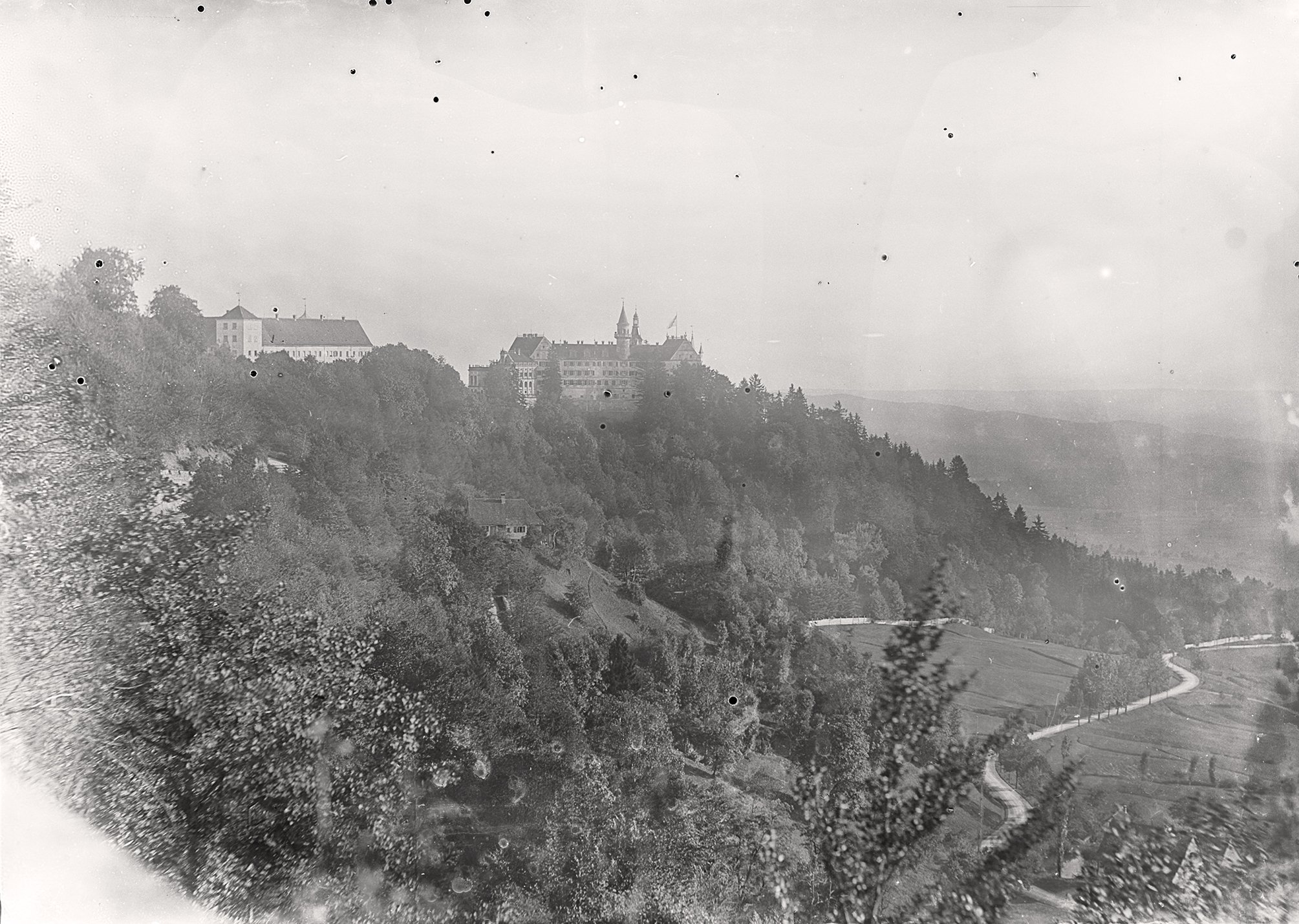 Schloss Heiligenberg vom Bellevueplatz aufgenommen (25.09.1892), 86033_o (DRM CC BY-NC-SA)