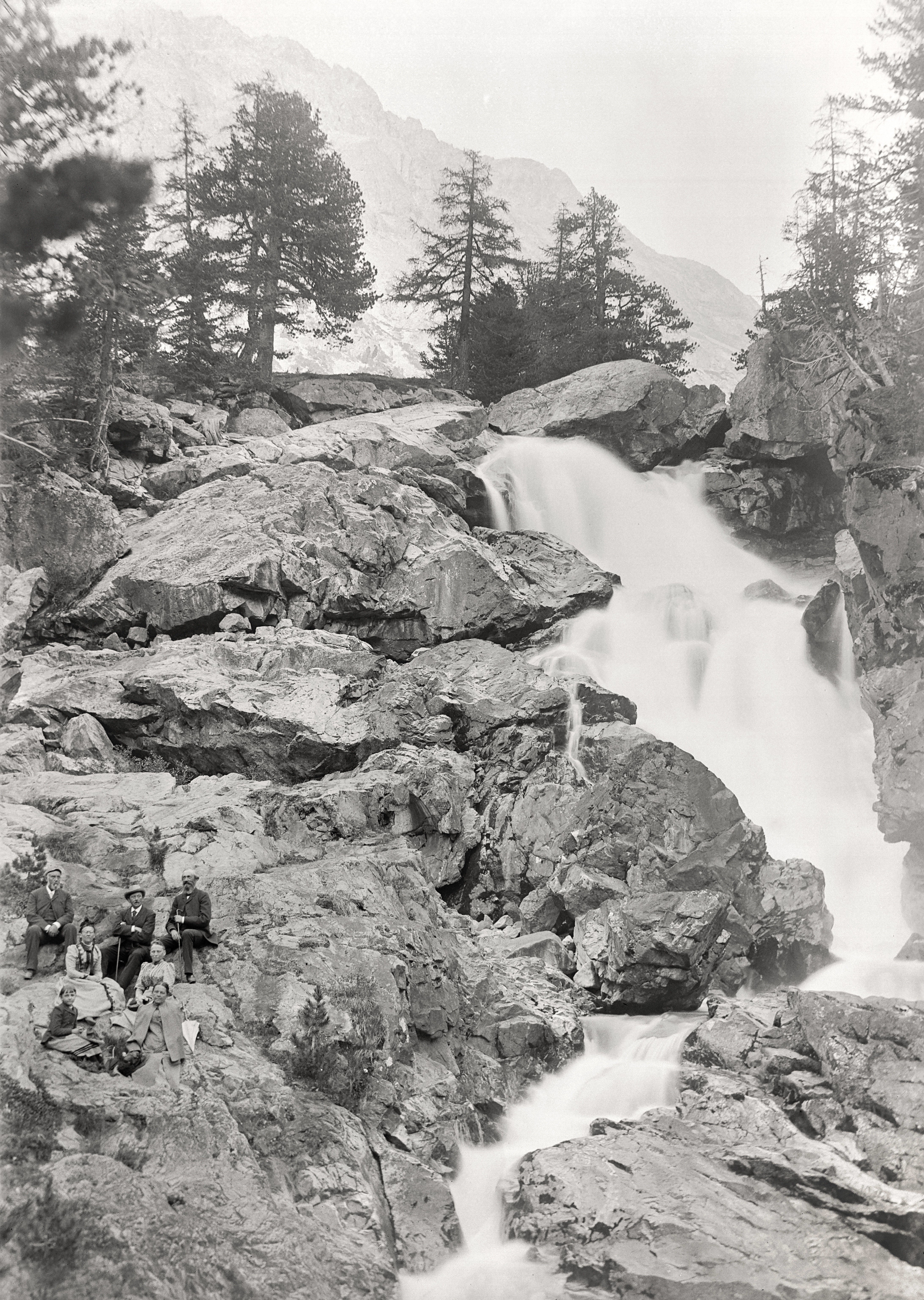Gruppenaufnahme am Bernina-Wasserfall (29.08.1892), 86034 gp_o (DRM CC BY-NC-SA)