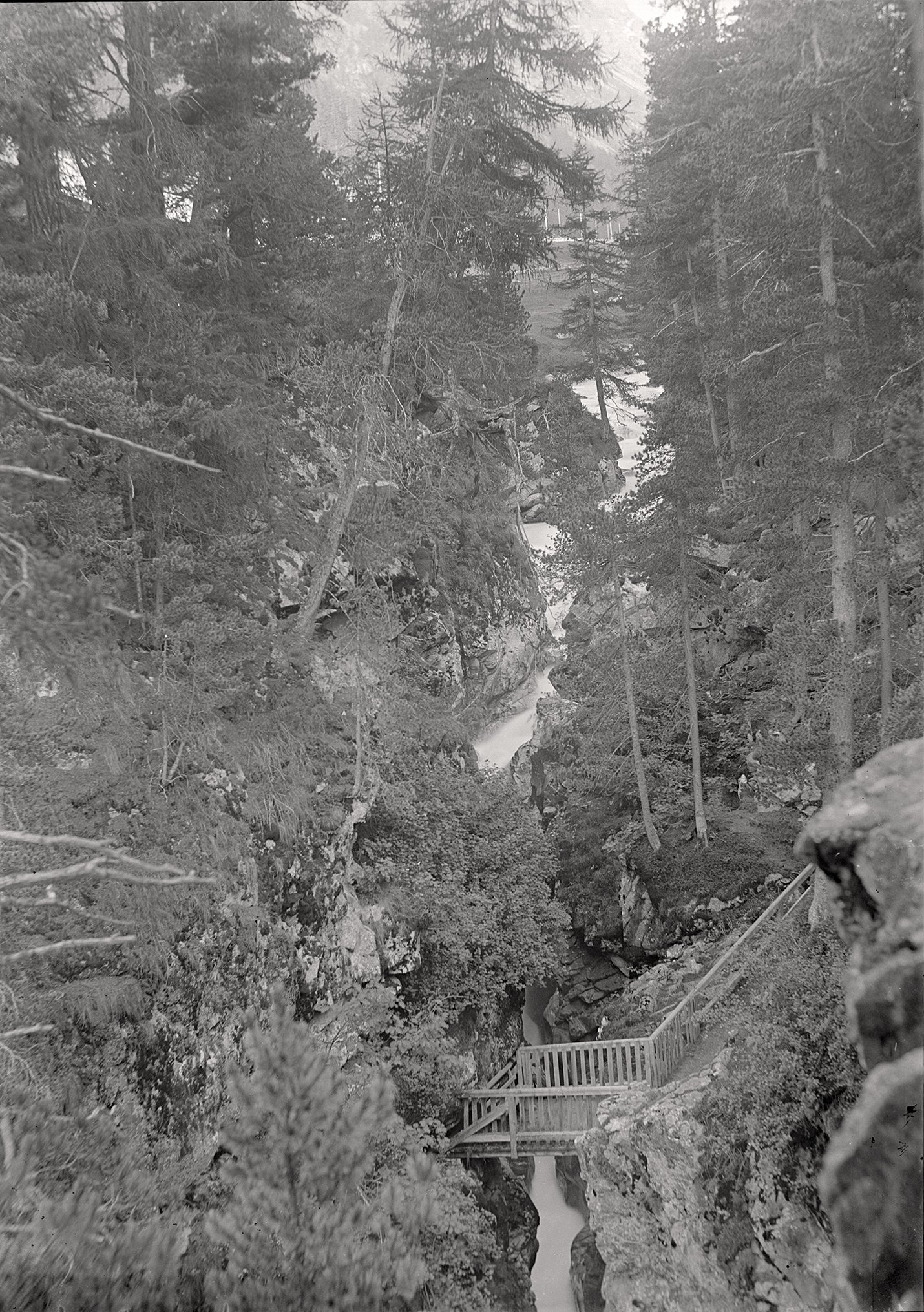 Schluchtpartie mit Languard-Wasserfall (13.09.1892), 86036_o (DRM CC BY-NC-SA)