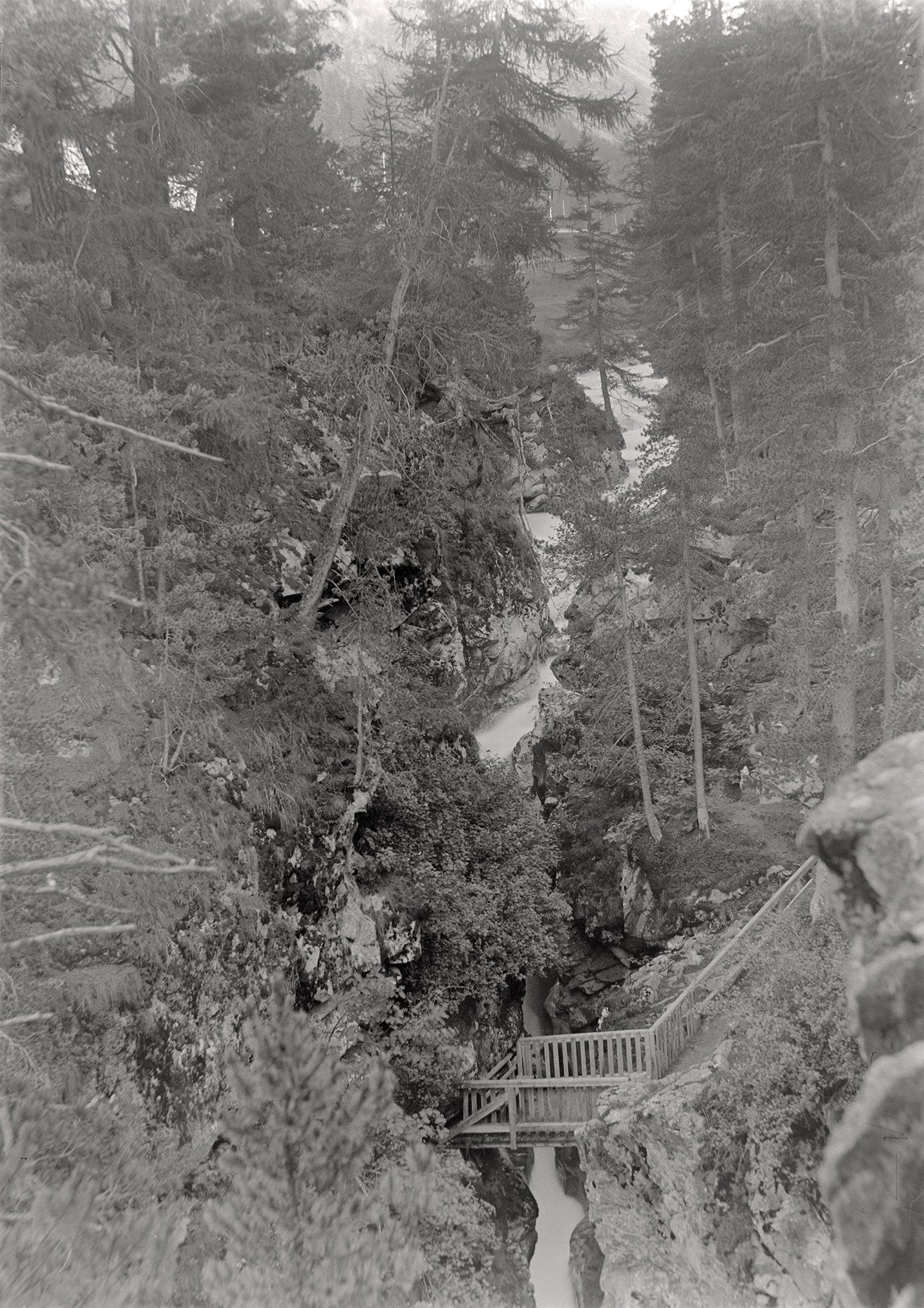 Schluchtpartie mit Languard-Wasserfall (13.09.1892), 86037_o (DRM CC BY-NC-SA)
