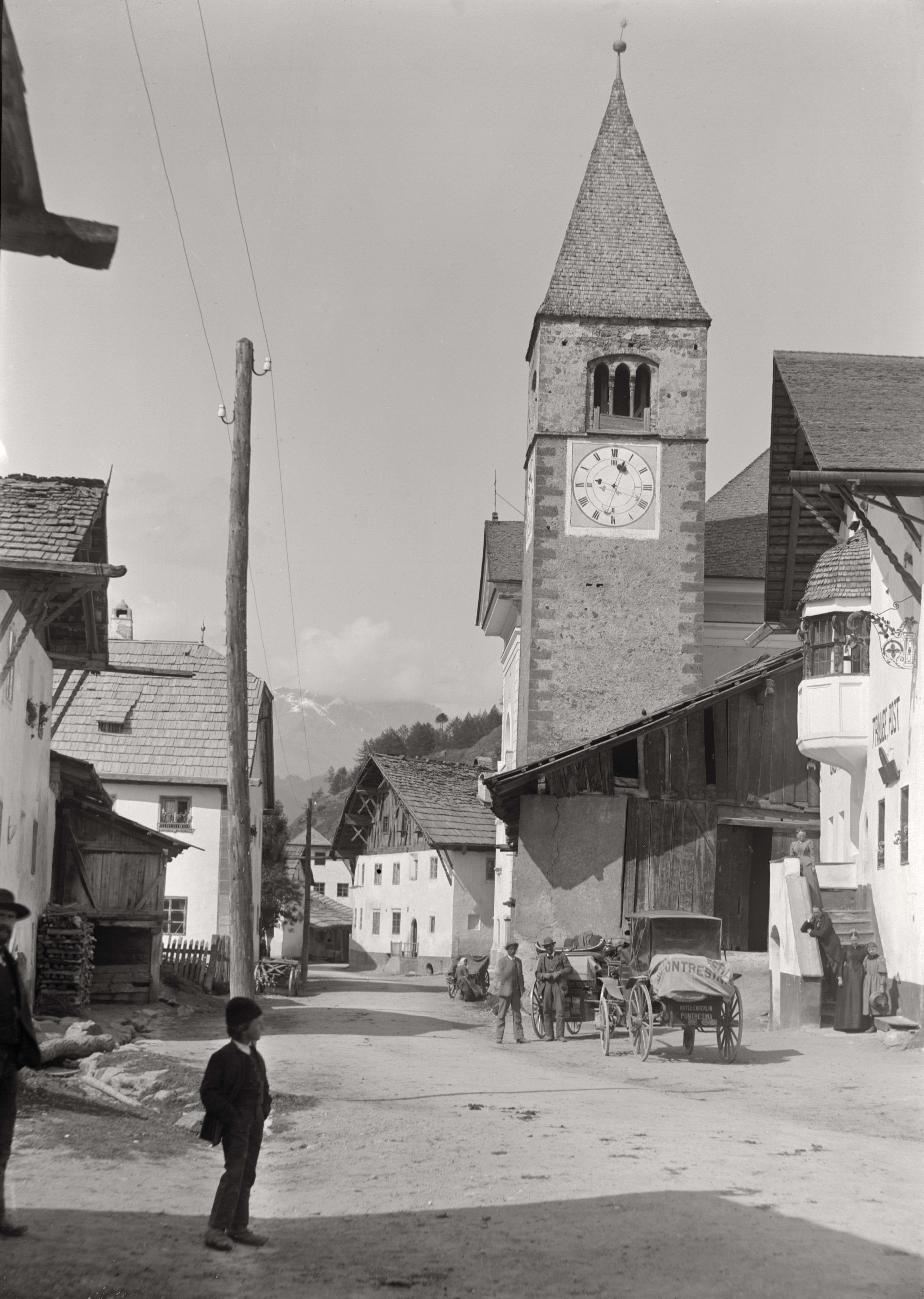 Kutschen vor dem Gasthof Traube-Post in Graun/Vinschgau (16. September 1894), 86067 gp_o (DRM CC BY-NC-SA)