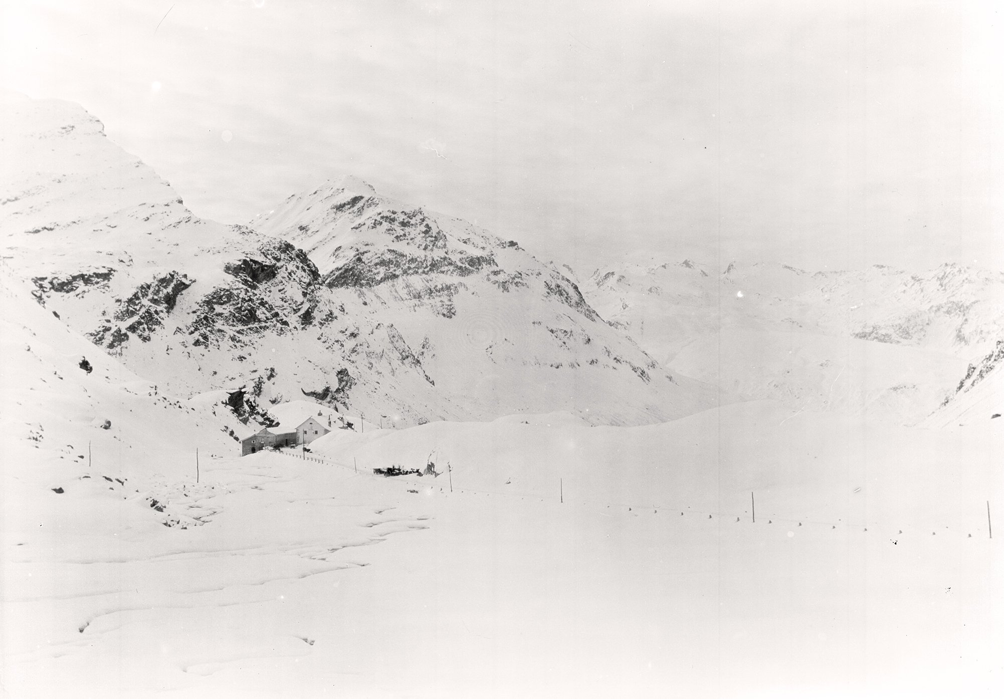 Julierpasshöhe mit Julier Hospiz (27.12.1894), 86073_o (DRM CC BY-NC-SA)