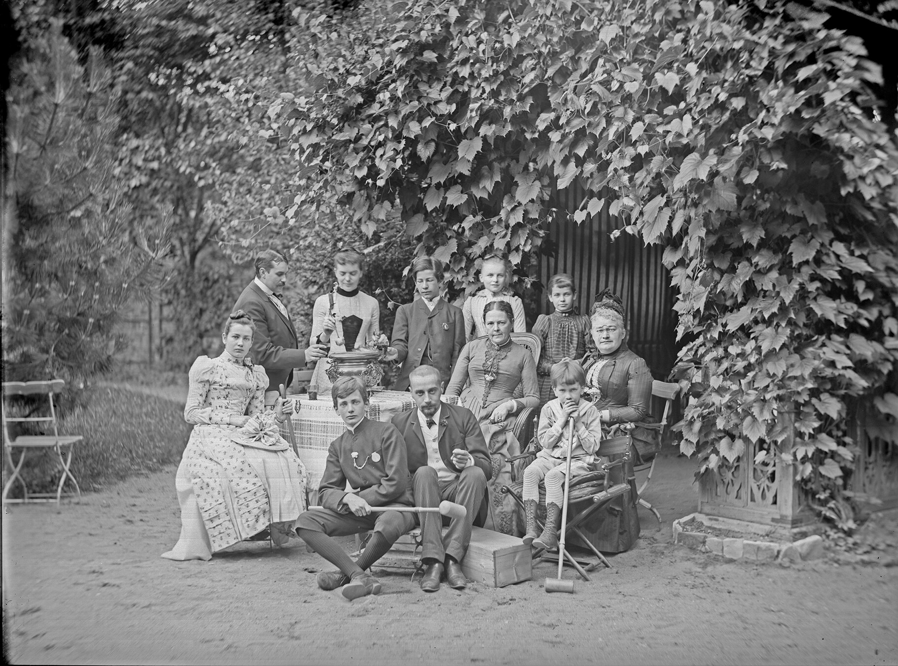 Gruppenaufnahme im Garten der Röntgens in Würzburg (Juli 1890), 86128_o (DRM CC BY-NC-SA)