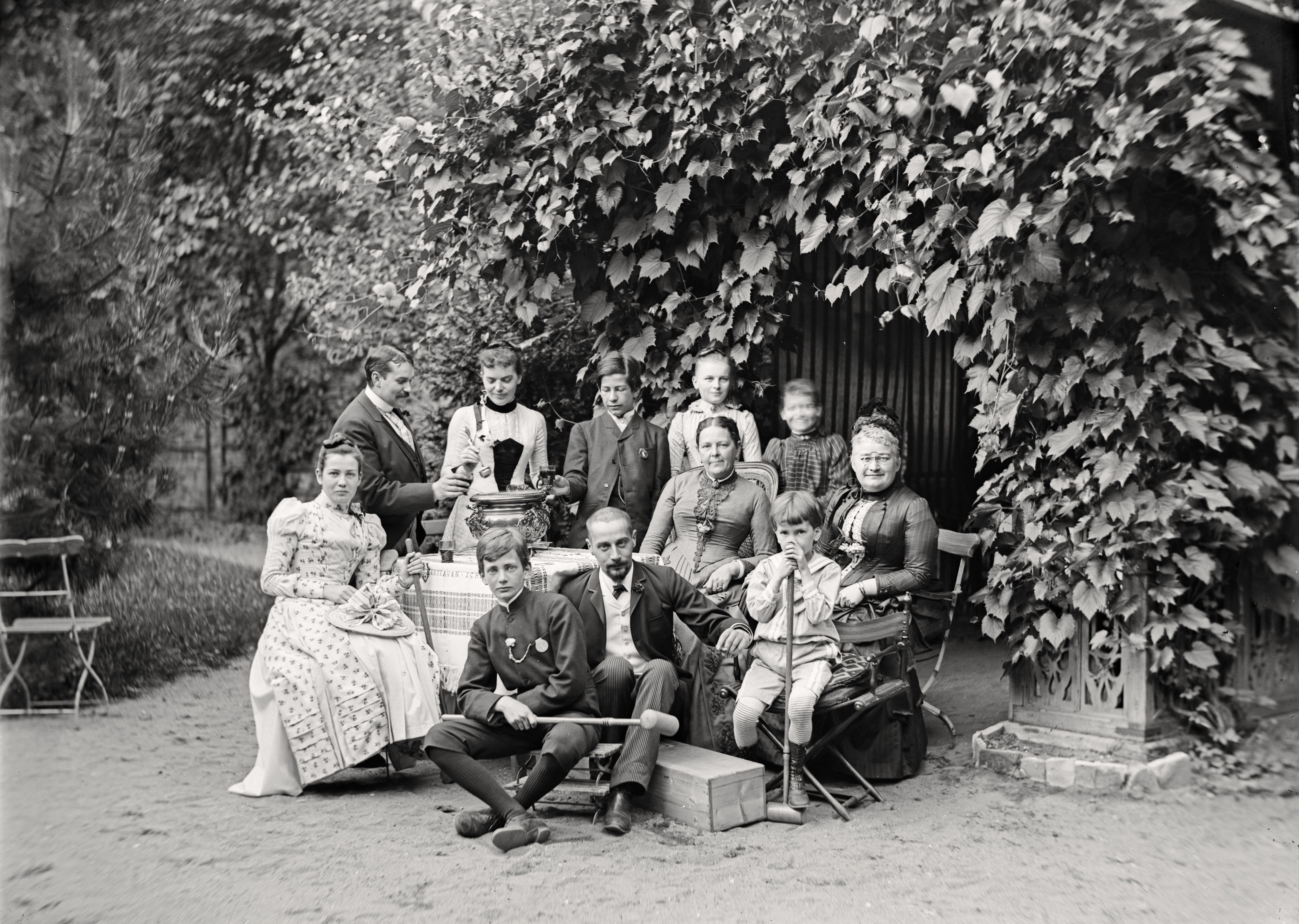 Gruppenaufnahme im Garten der Röntgens in Würzburg (Juli 1890), 86129_o (DRM CC BY-NC-SA)