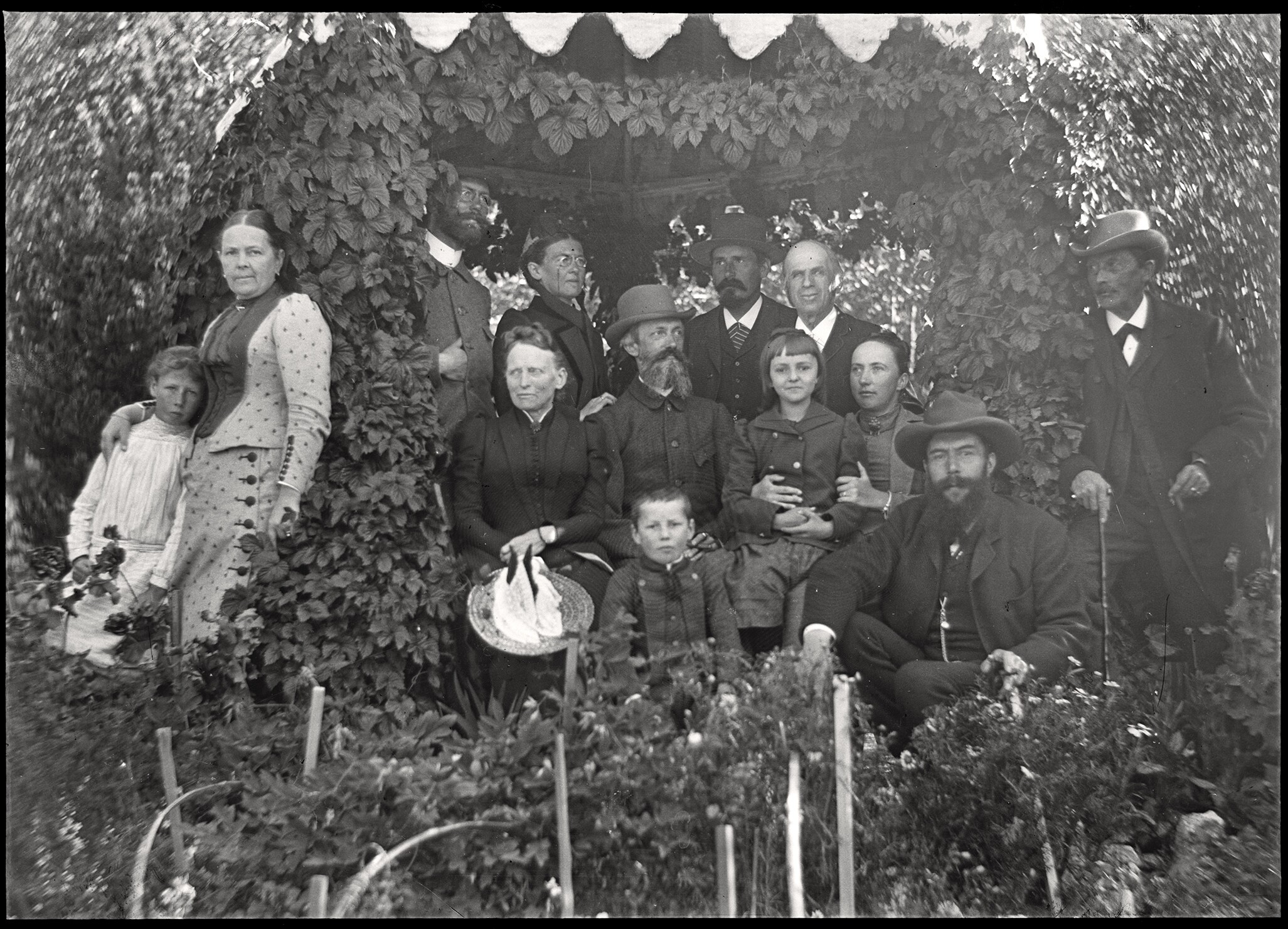 Gruppenaufnahme im Garten in Pontresina (27.08.1891), 86136 gp_o (DRM CC BY-NC-SA)