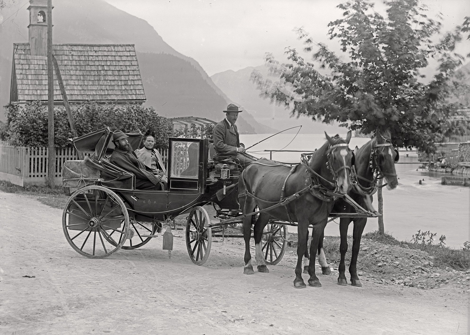 Gruppenaufnahme in der Kutsche am Achensee (25.09.1890), 86141_o (DRM CC BY-NC-SA)