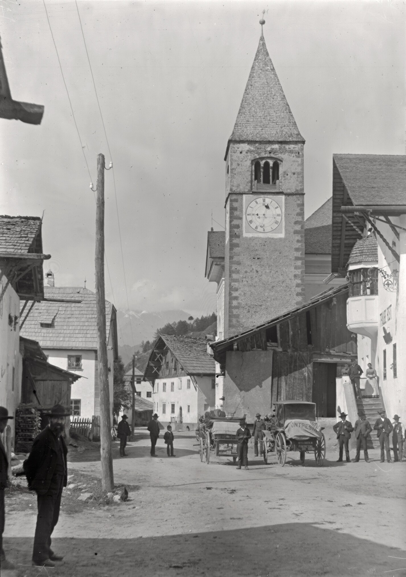 Kutschen vor dem Gasthof Traube-Post in Graun/Vinschgau (16. September 1894), 86082 gp_o (DRM CC BY-NC-SA)