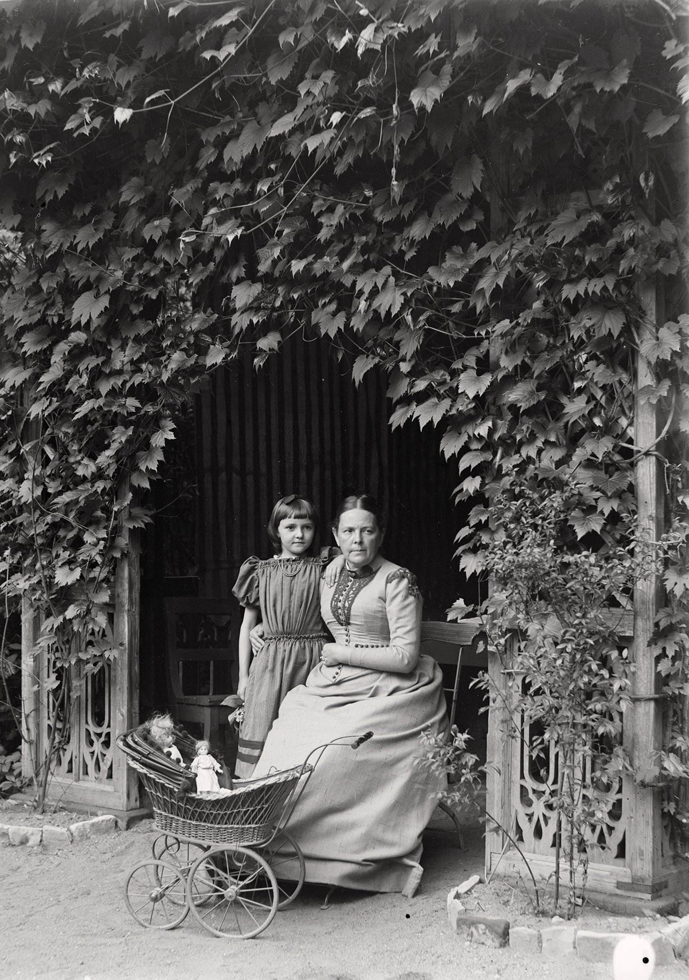 Bertha Röntgen mit Josephine Bertha Ludwig im Garten in Würzburg (08.06.1891), 86083_o (DRM CC BY-NC-SA)