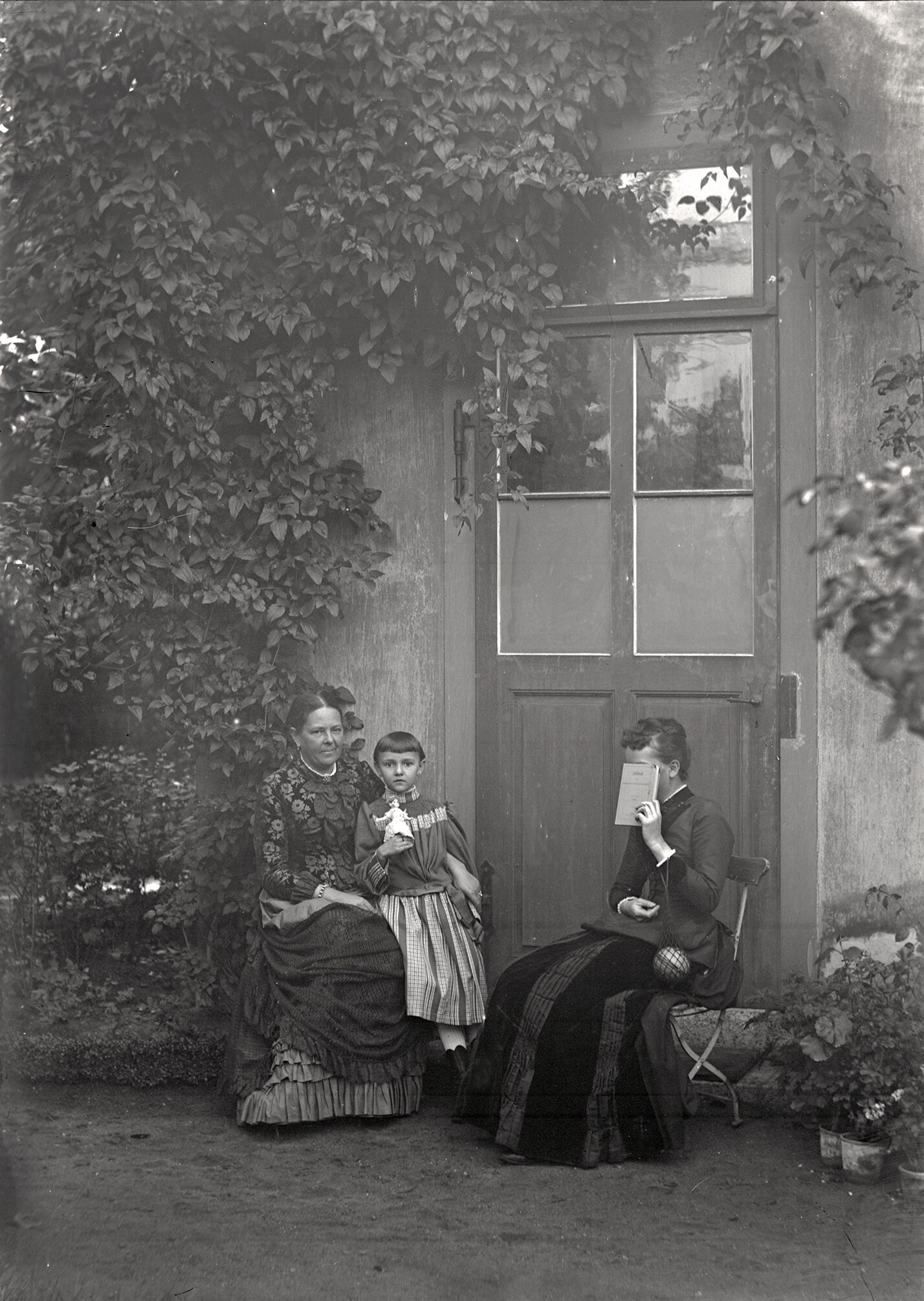Bertha Röntgen mit Josephine Bertha Ludwig und Lotte Baur (Herbst 1890), 86086 gp_o (DRM CC BY-NC-SA)