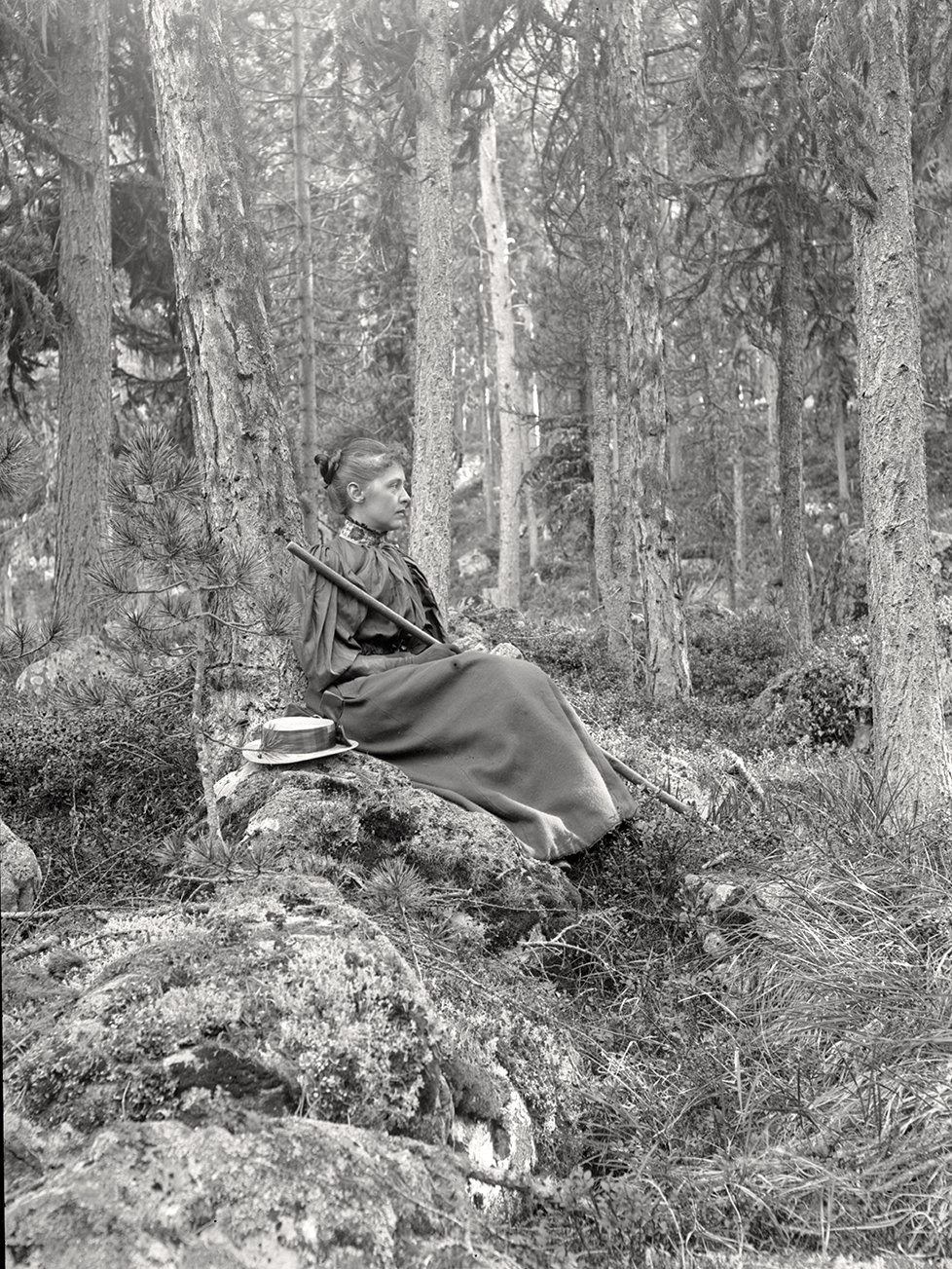 Fräulein Eigenbrodt im Wald (31.08.1895), 86166_o (DRM CC BY-NC-SA)