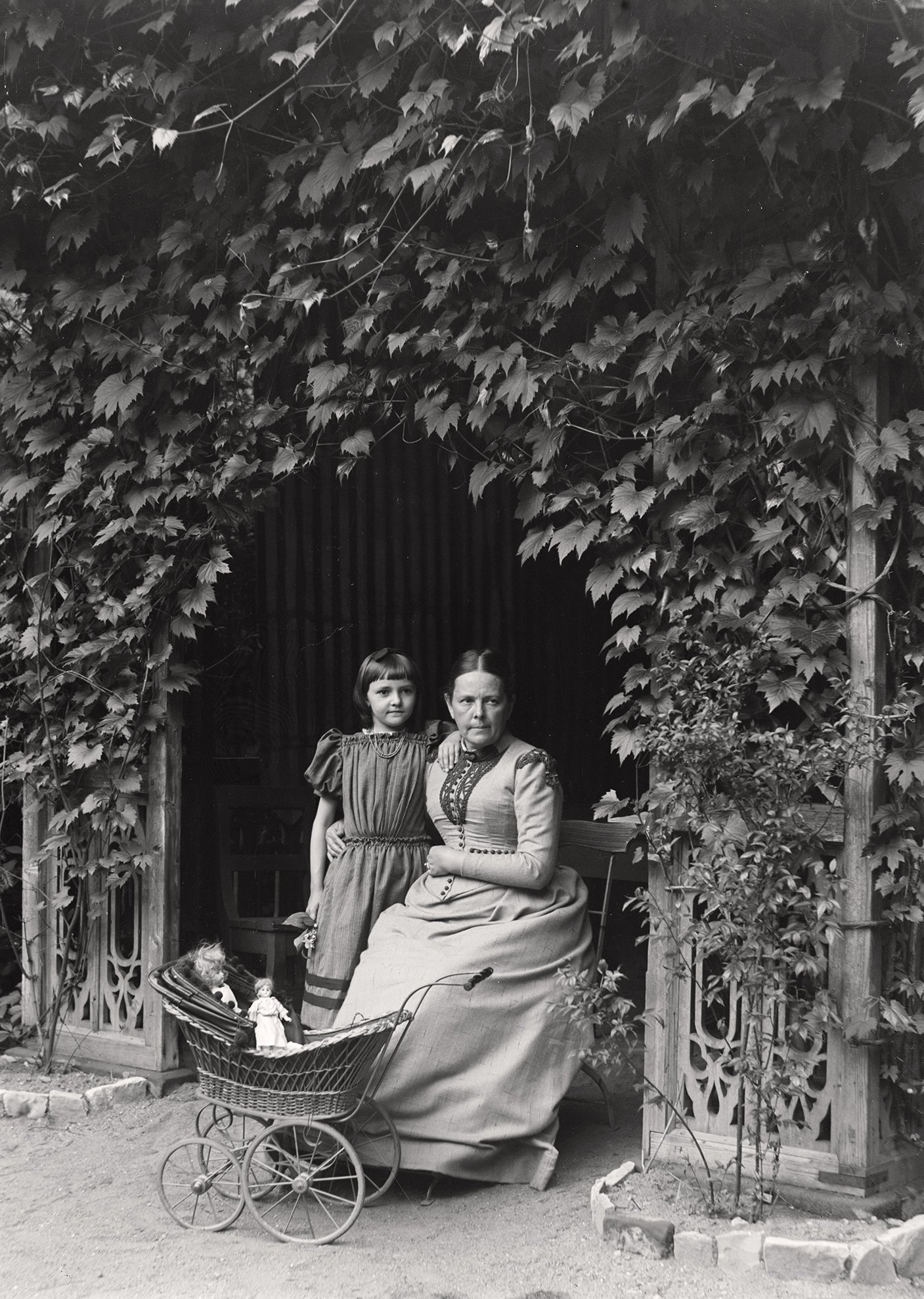 Bertha Röntgen mit Josephine Bertha Ludwig im Garten in Würzburg (08.06.1891), 86088_o (DRM CC BY-NC-SA)