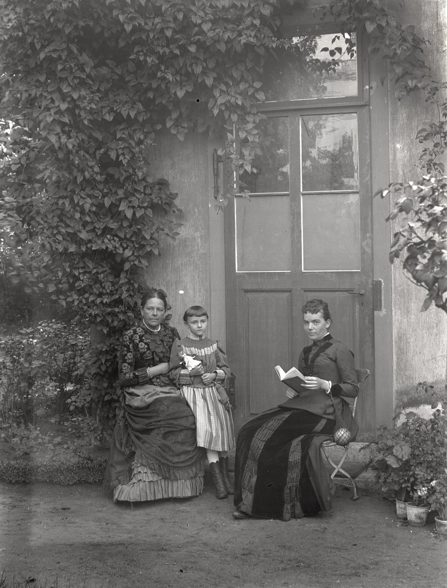 Bertha Röntgen mit Josephine Bertha Ludwig und Lotte Baur (Herbst 1890), 86089_o (DRM CC BY-NC-SA)