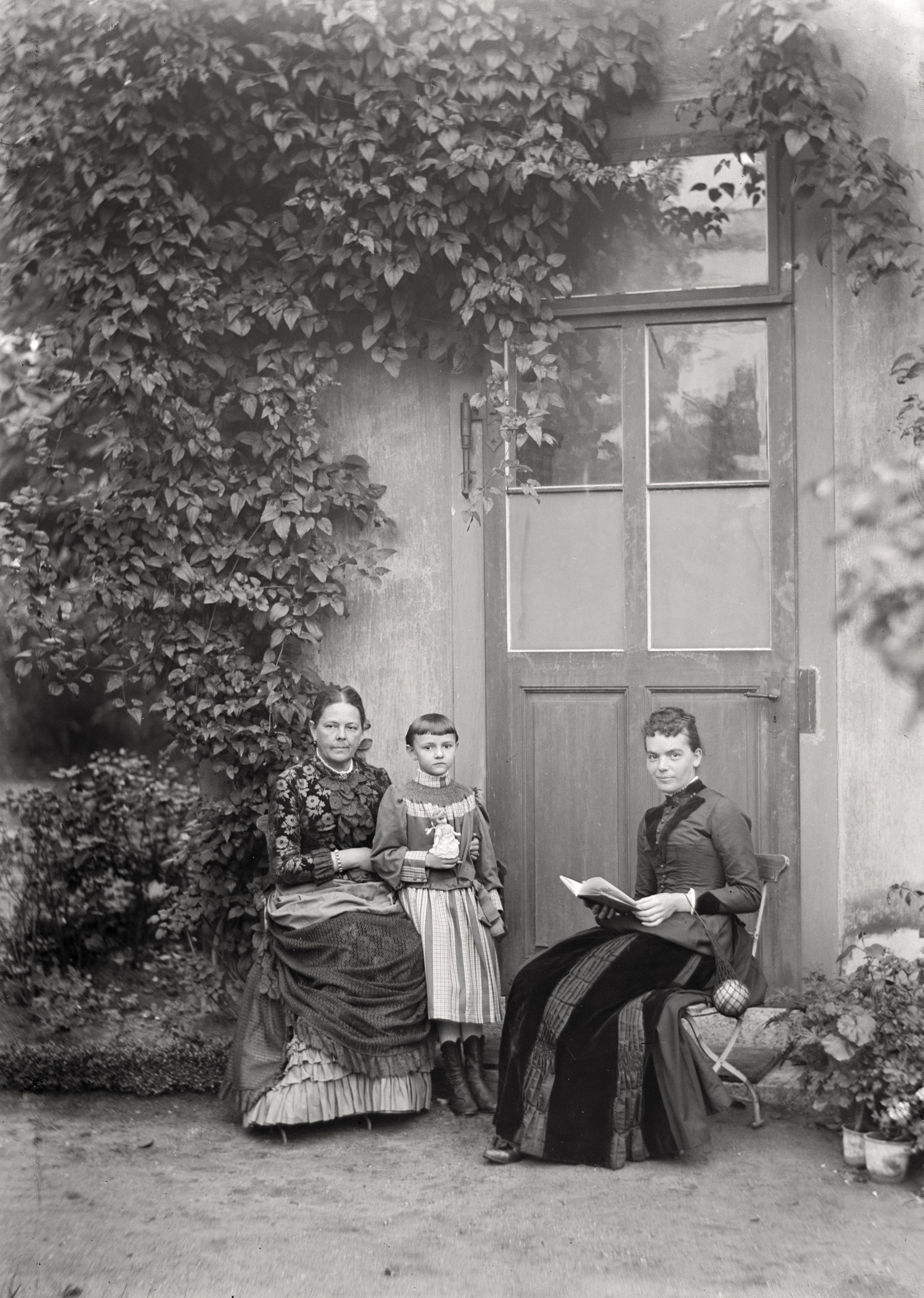 Bertha Röntgen mit Josephine Bertha Ludwig und Lotte Baur (Herbst 1890), 86090 gp_o (DRM CC BY-NC-SA)