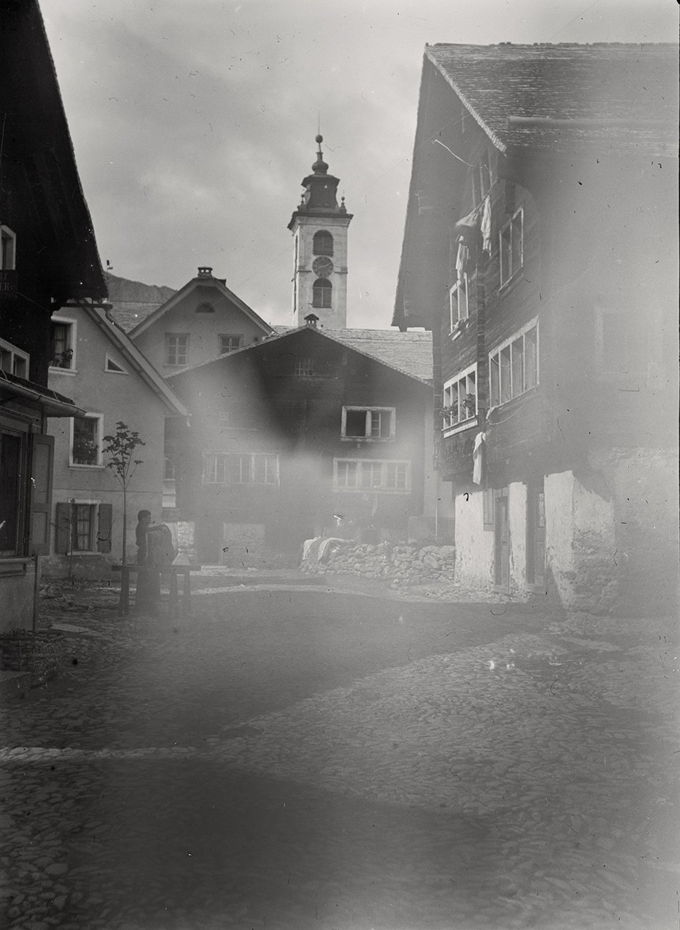 Kirchgasse mit Pfarrkirche St. Peter und Paul in Andermatt (08.08.1895), 83198_o (DRM CC BY-NC-SA)