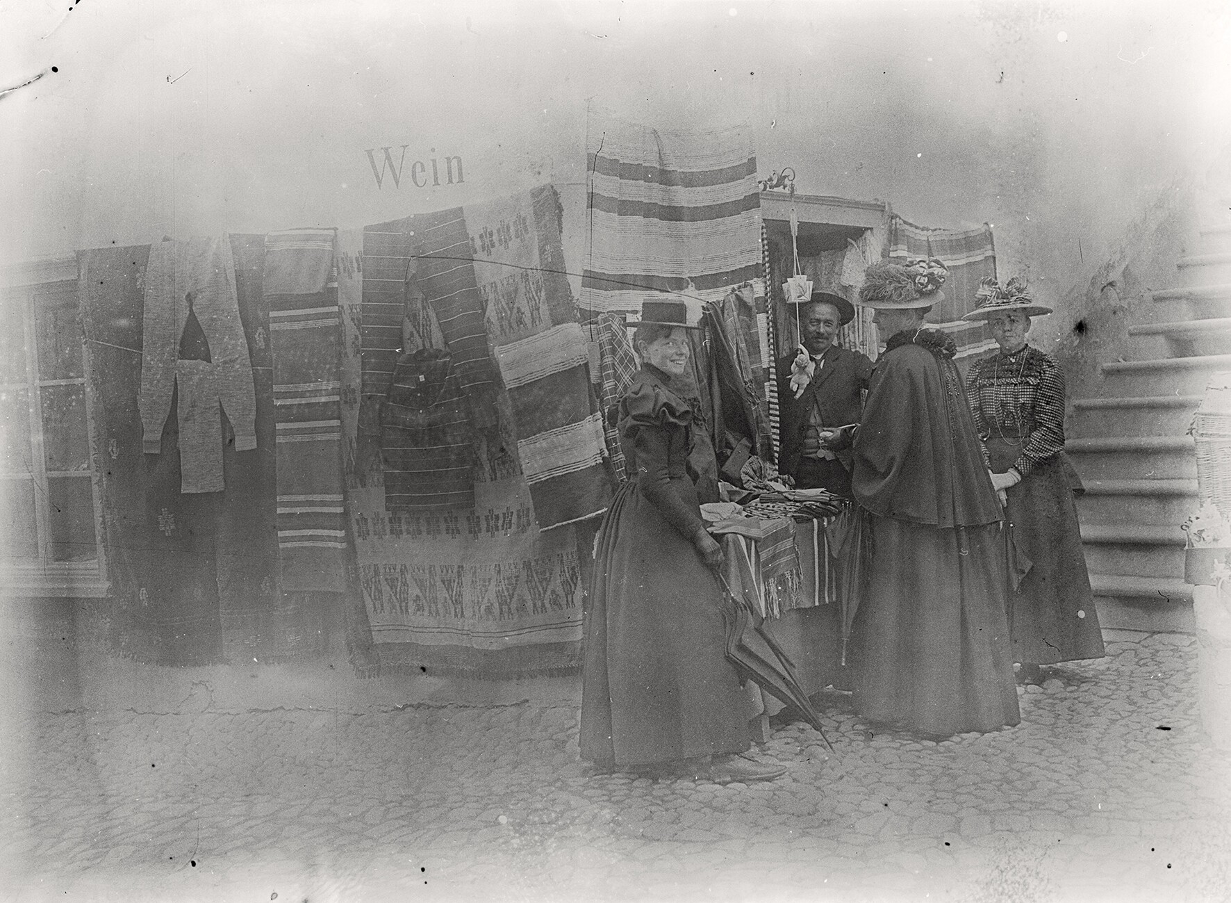 Gruppe mit Stoffhändler (August-September 1898), 86292_o (DRM CC BY-NC-SA)