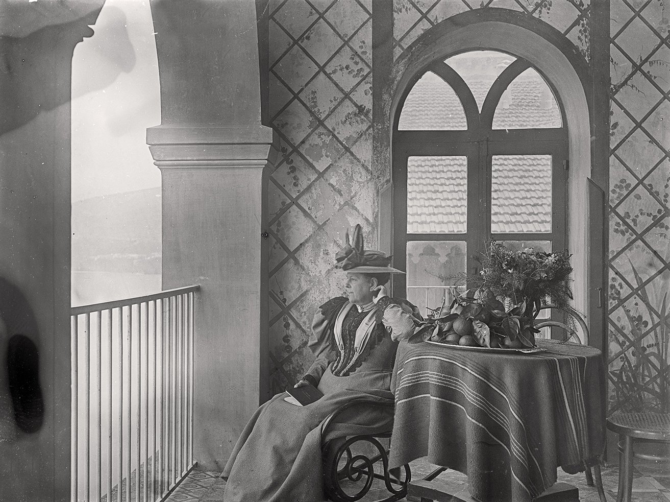 Bertha Röntgen auf der Veranda des Hotels Vittoria in Sorrent (28.03.1896), 86312_o (DRM CC BY-NC-SA)