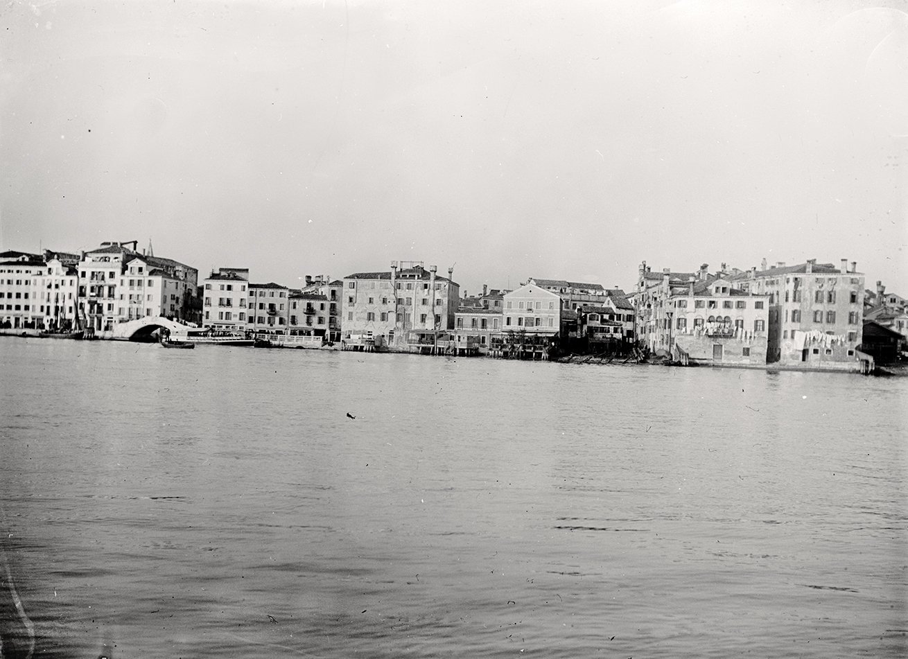 Ufer östlich des Ponte de la Veneta von einer Gondel aus (15.03.1896), 86314_o (DRM CC BY-NC-SA)