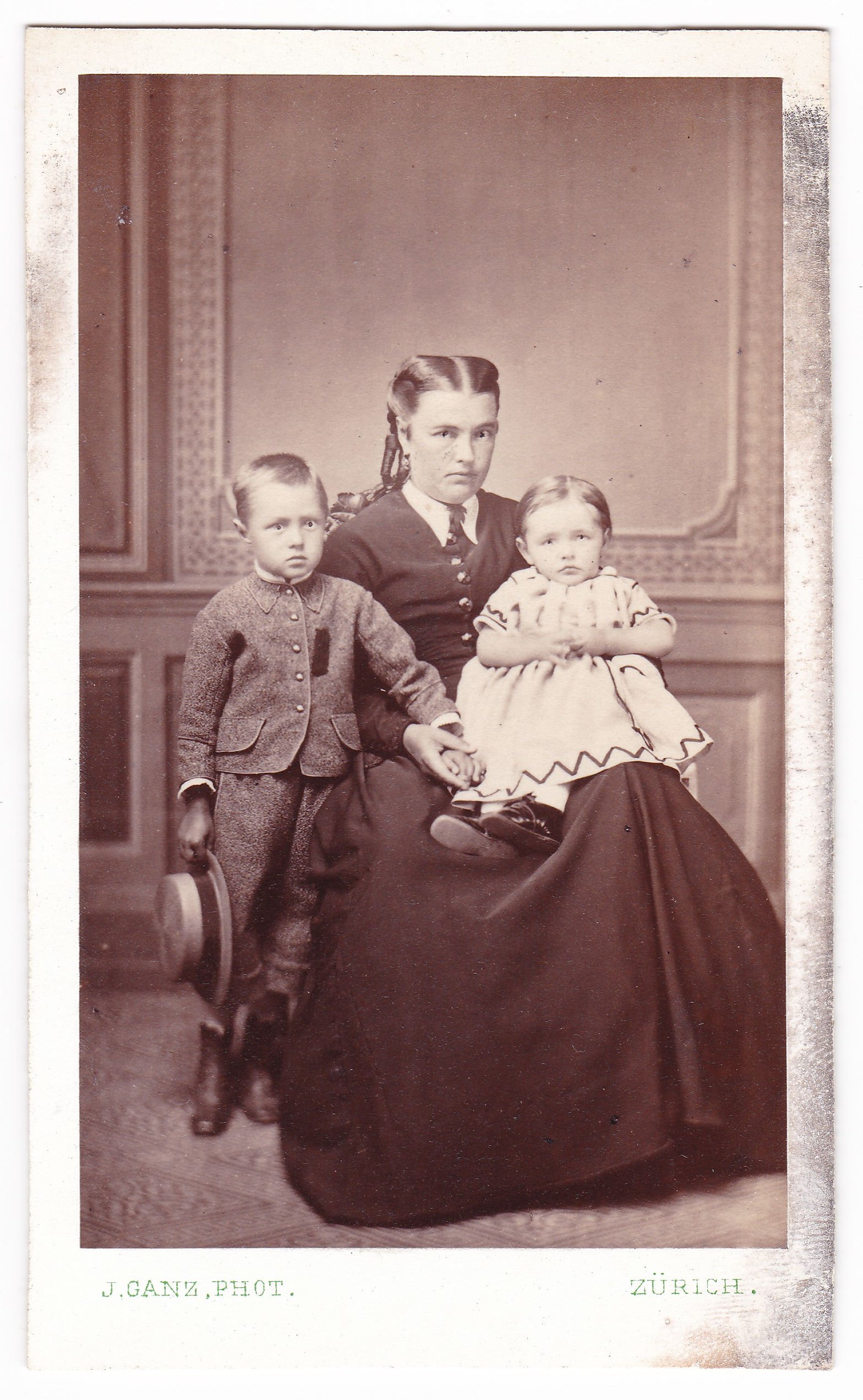 Lina Barbara Schleich, geb. Ludwig mit den Söhnen Eugen und Richard (nach 1866), 88254 p (DRM CC BY-NC-SA)