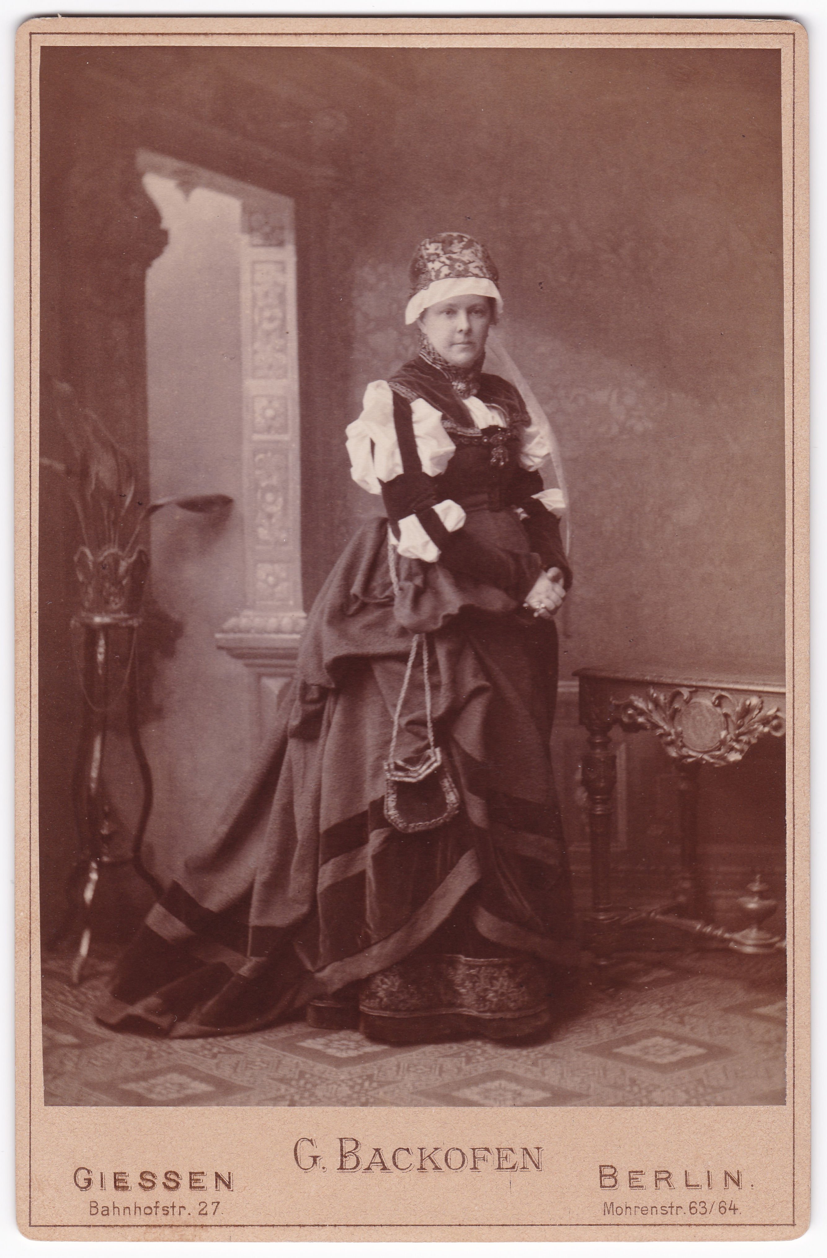 Anna Bertha Röntgen in Kostüm (1885-1887), 88379 p (DRM CC BY-NC-SA)