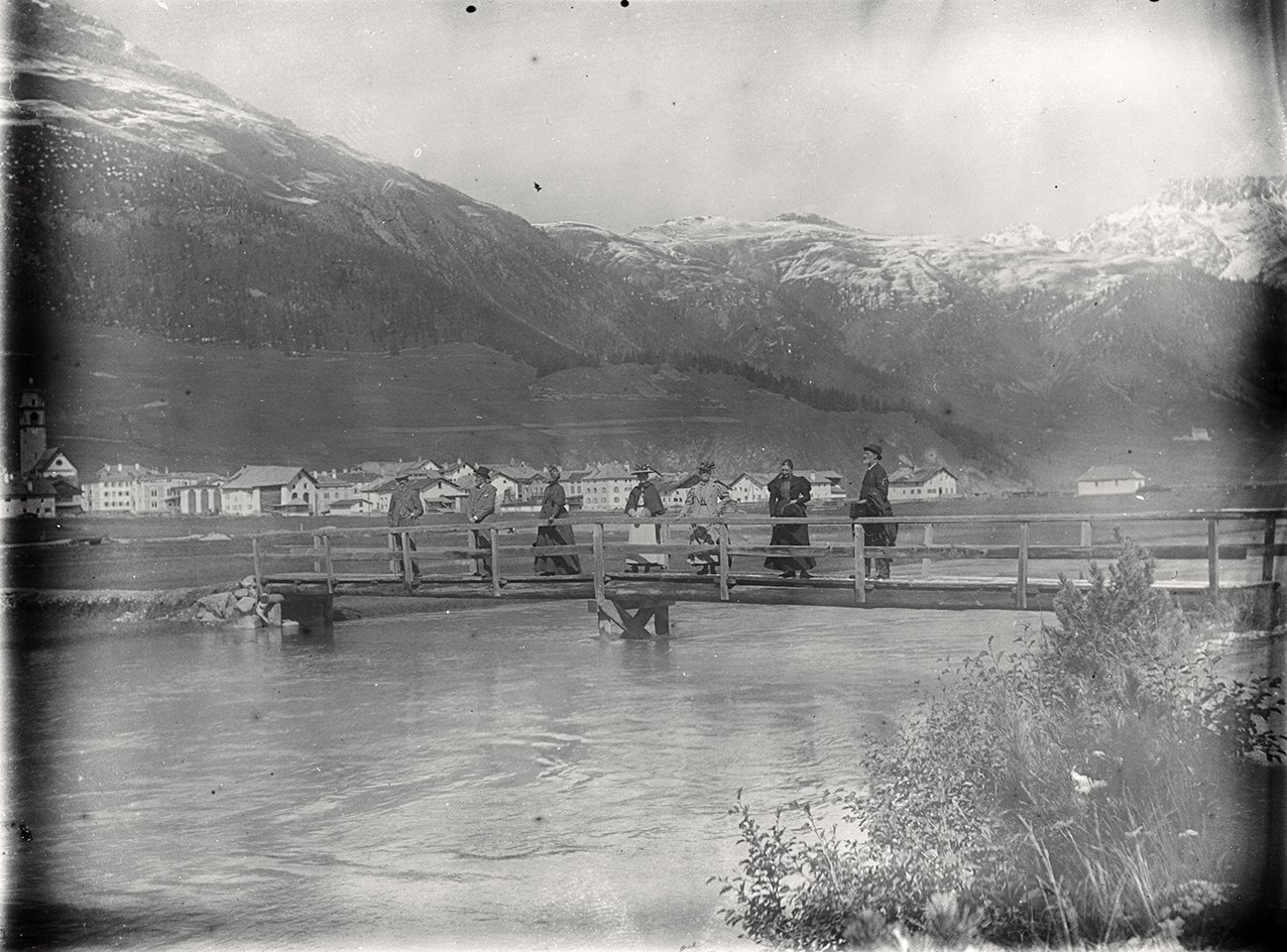 Gruppenaufnahme auf dem Innsteg in Celerina/Schlarigna (05.09.1897), 86411_o (DRM CC BY-NC-SA)