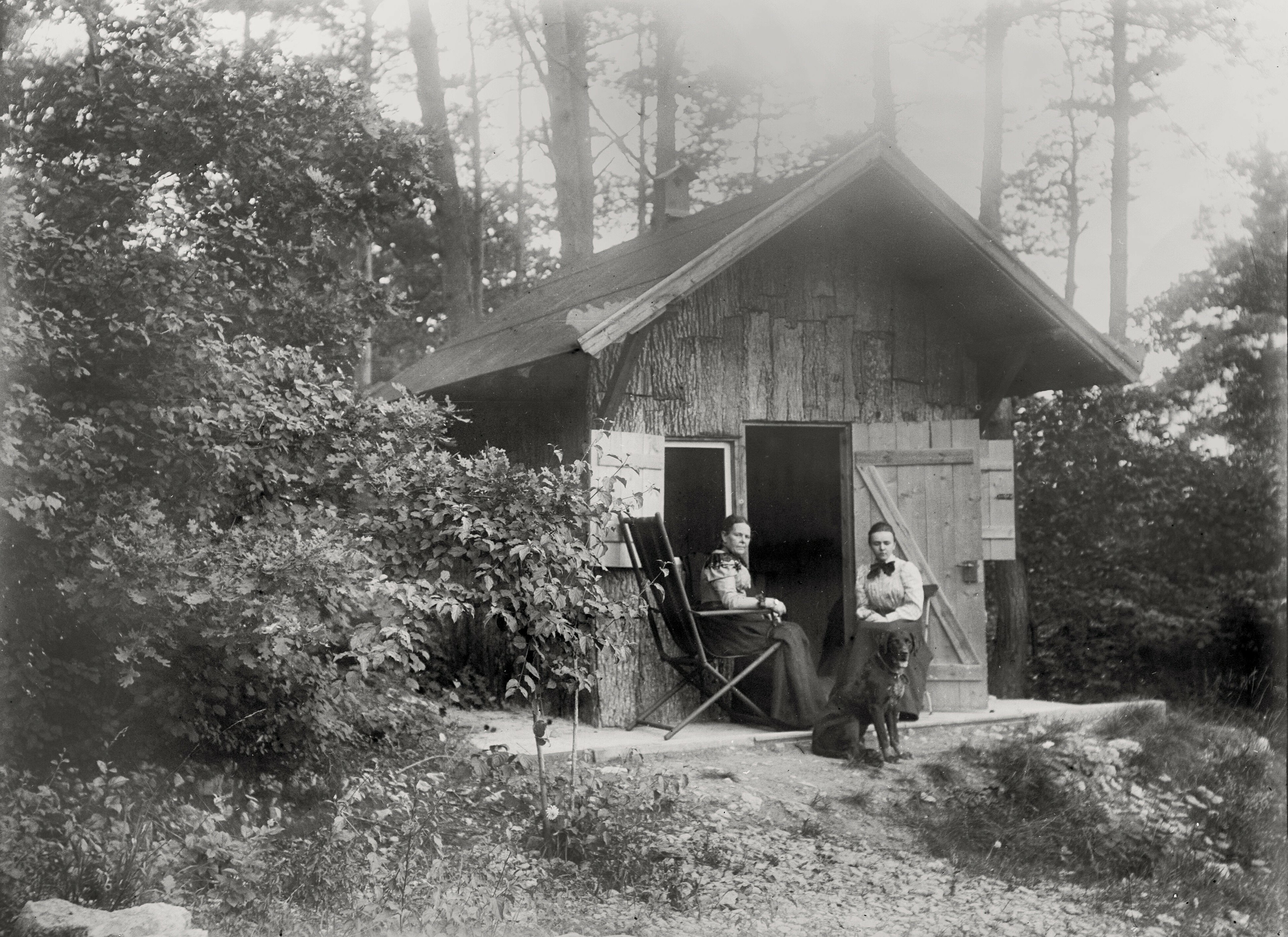 Bertha Röntgen und Josephine Bertha Ludwig vor der Jagdhütte in Rimpar (Frühjahr 1899), 86514_o (DRM CC BY-NC-SA)