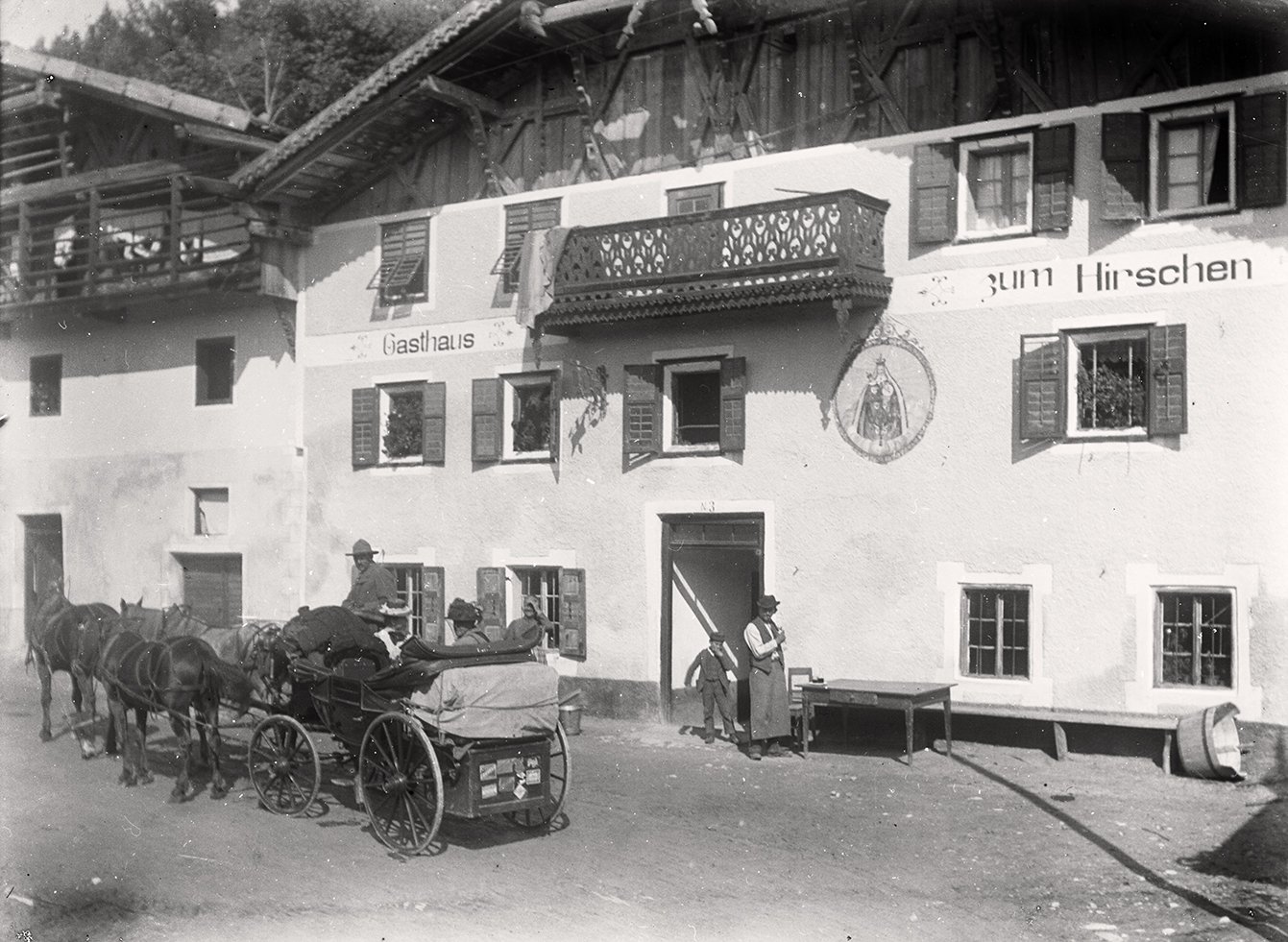 Gruppe vor dem Gasthaus zum Hirschen in Leithen (September 1899), 86531_o (DRM CC BY-NC-SA)