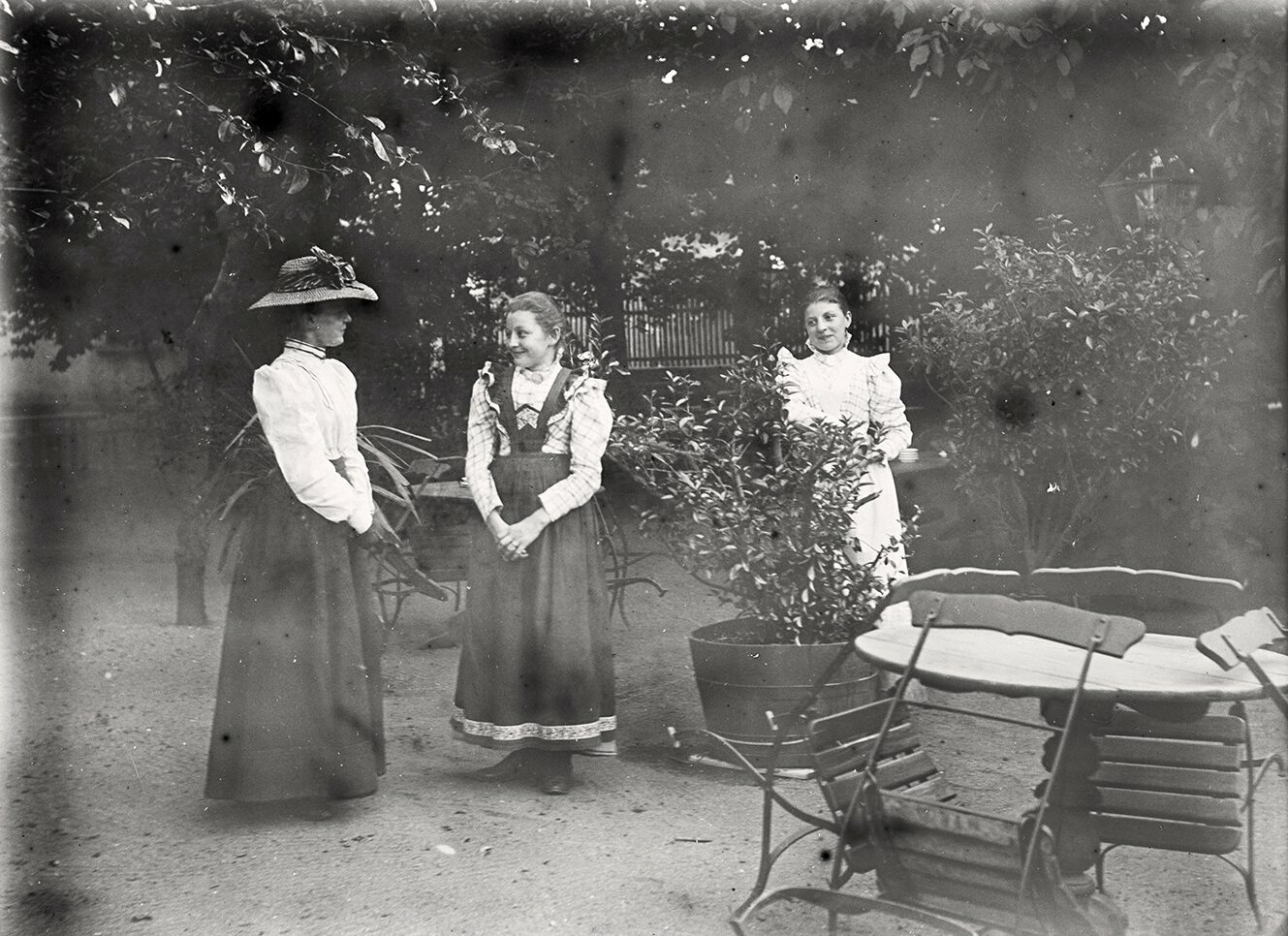 Josephine Bertha Ludwig in einem Wirtshausgarten (September 1899), 86536_o (DRM CC BY-NC-SA)