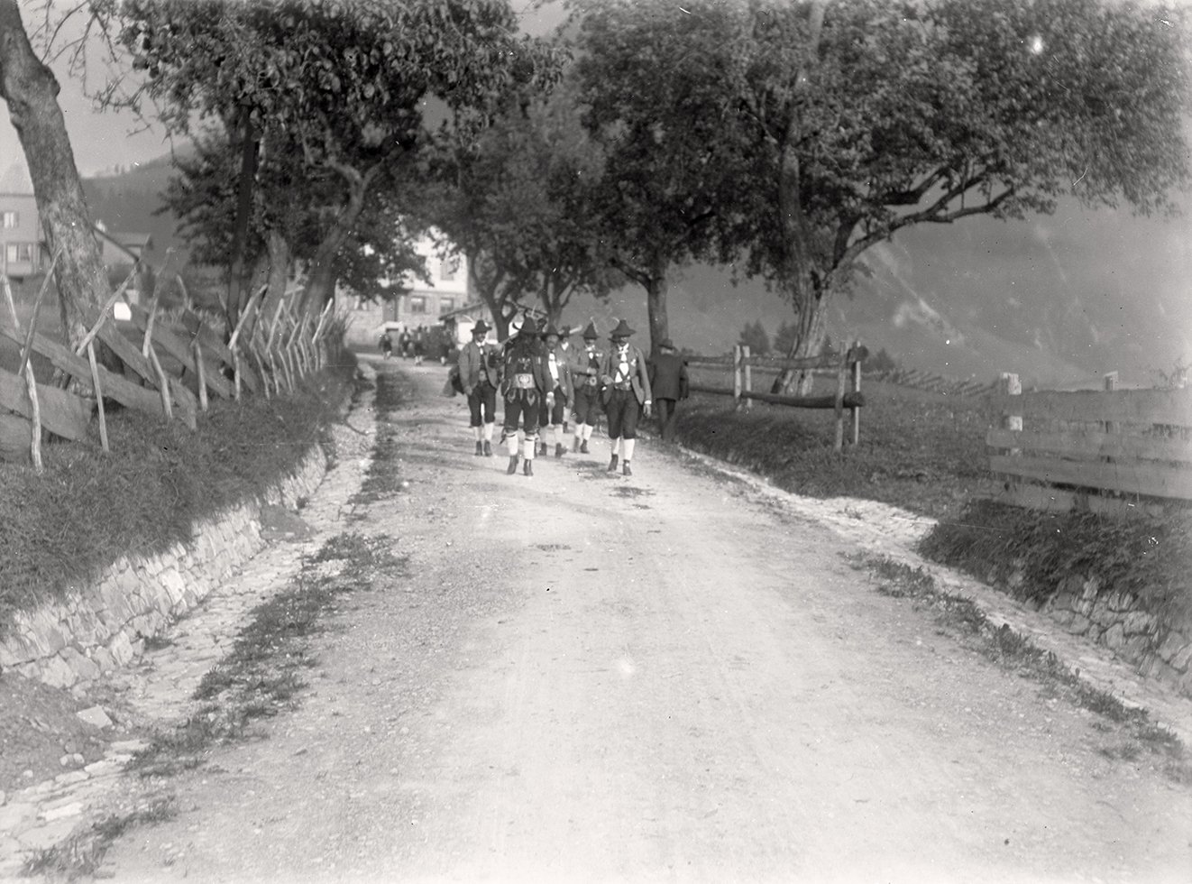 Tiroler Trachtengruppe mit Alphorn (September 1899), 86537_o (DRM CC BY-NC-SA)