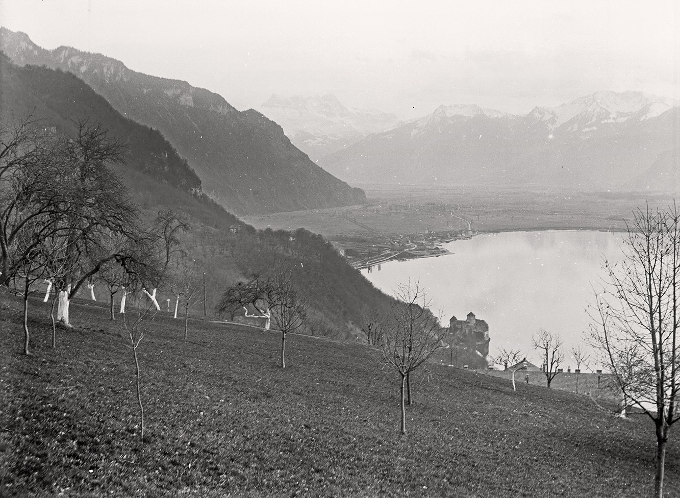 Blick auf Chillon und die Rhône-Ebene vom Hotel Mont-Fleuri (März 1899), 86541_o (DRM CC BY-NC-SA)
