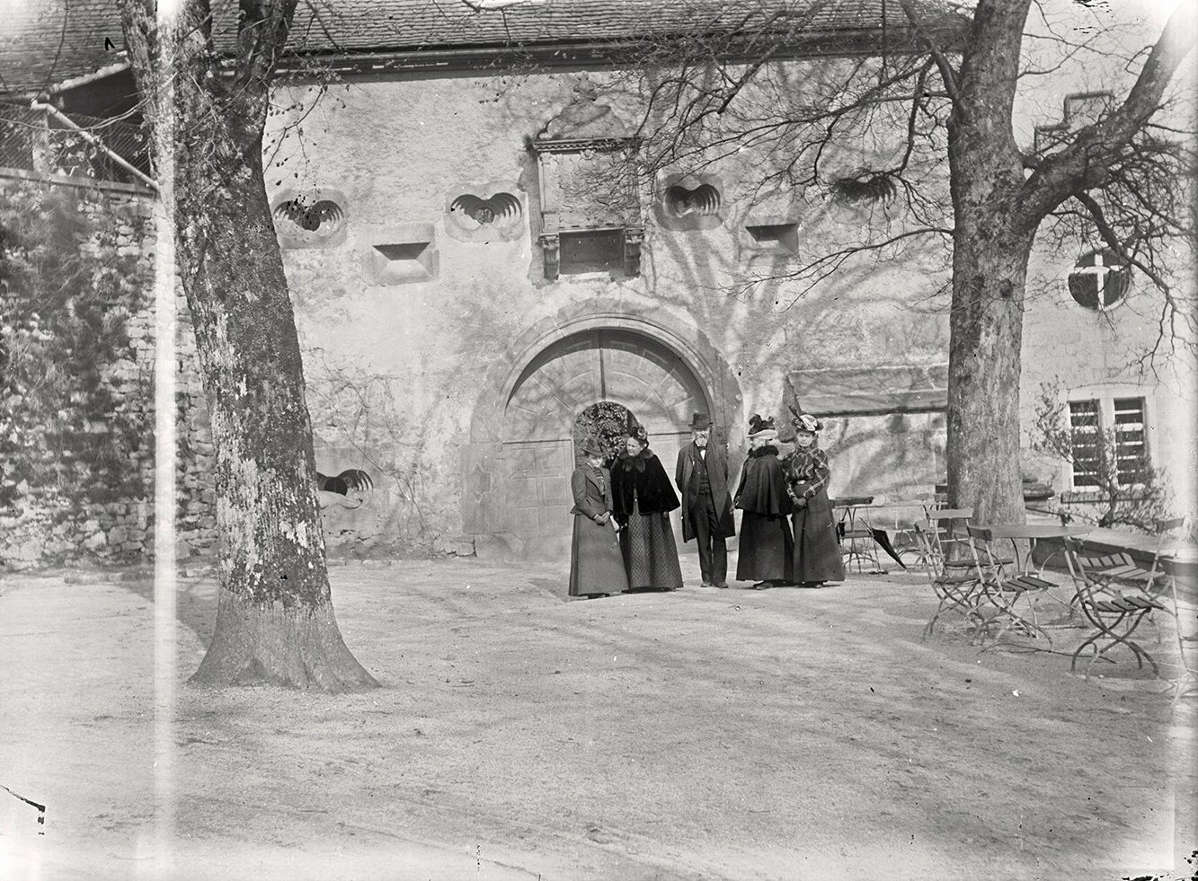 Gruppenaufnahme vor Schloss Eberstein (April 1899), 86550_o (DRM CC BY-NC-SA)