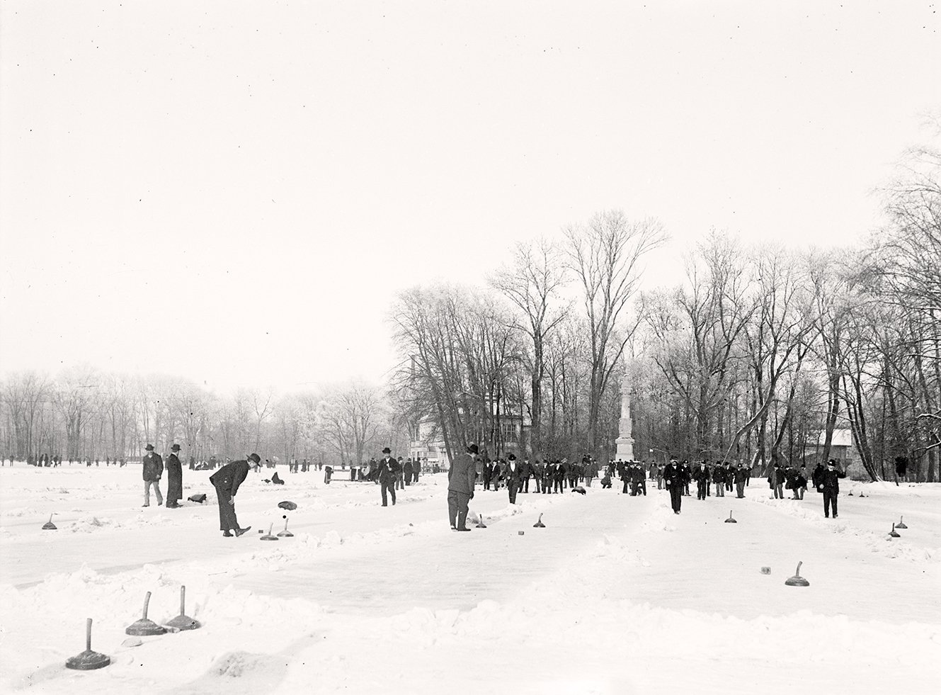 Englischer Garten in München im Winter: Eisstockschießen auf dem Kleinhesseloher See (Januar 1901), 86559_o (DRM CC BY-NC-SA)