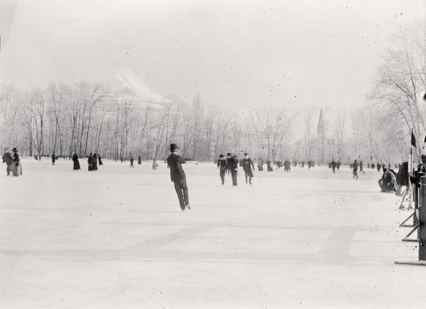 Englischer Garten in München im Winter: Schlittschuhläufer auf dem Kleinhesseloher See (Januar 1901), 86564_o (DRM CC BY-NC-SA)