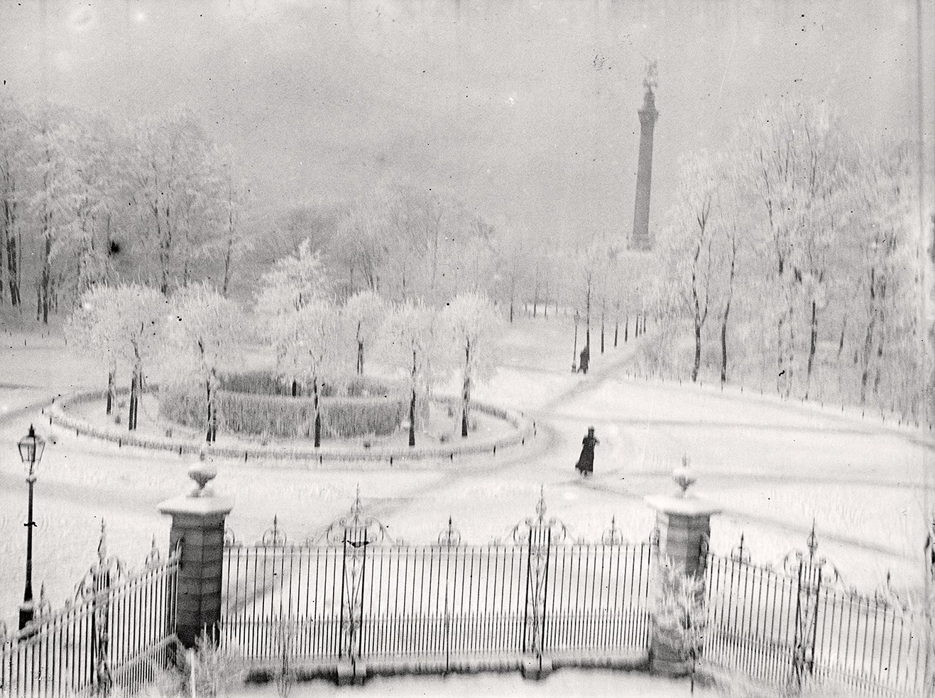 Blick aus Röntgens Fenster auf den Europaplatz und das Friedensdenkmal im Winter (04. 01.1901), 86565_o (DRM CC BY-NC-SA)