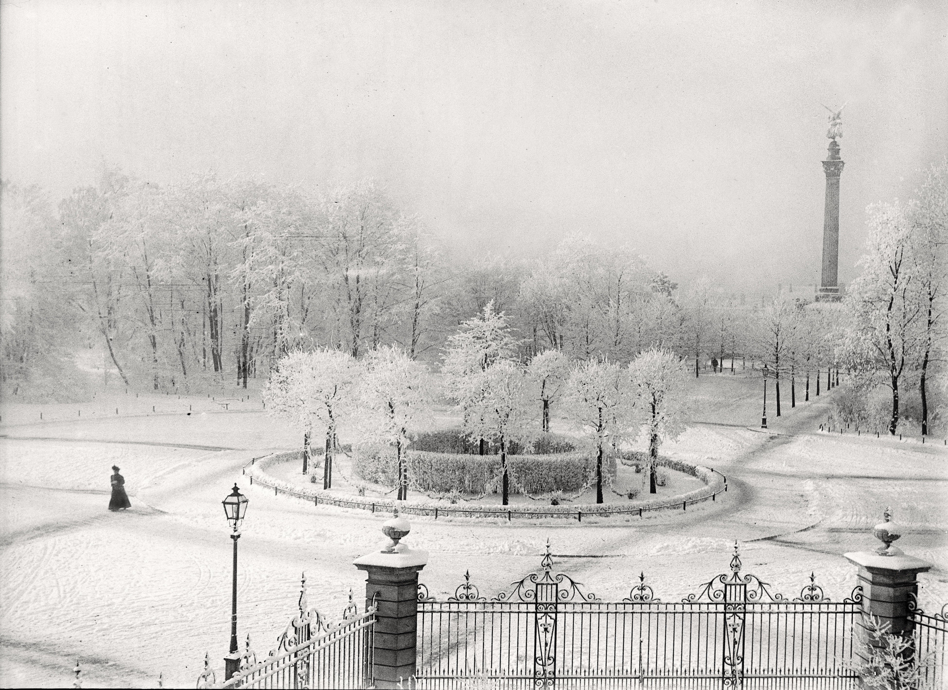 Blick aus Röntgens Fenster auf den Europaplatz und das Friedensdenkmal im Winter (04.01.1901), 86566_o (DRM CC BY-NC-SA)