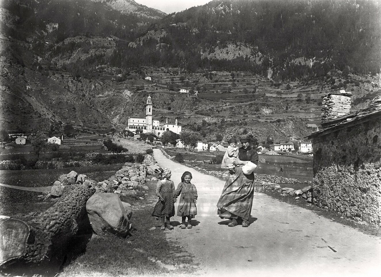Gruppenaufnahme zwischen Bolladore und Sondalo im Veltlin/Valtellina (19.09.1900), 86570_o (DRM CC BY-NC-SA)
