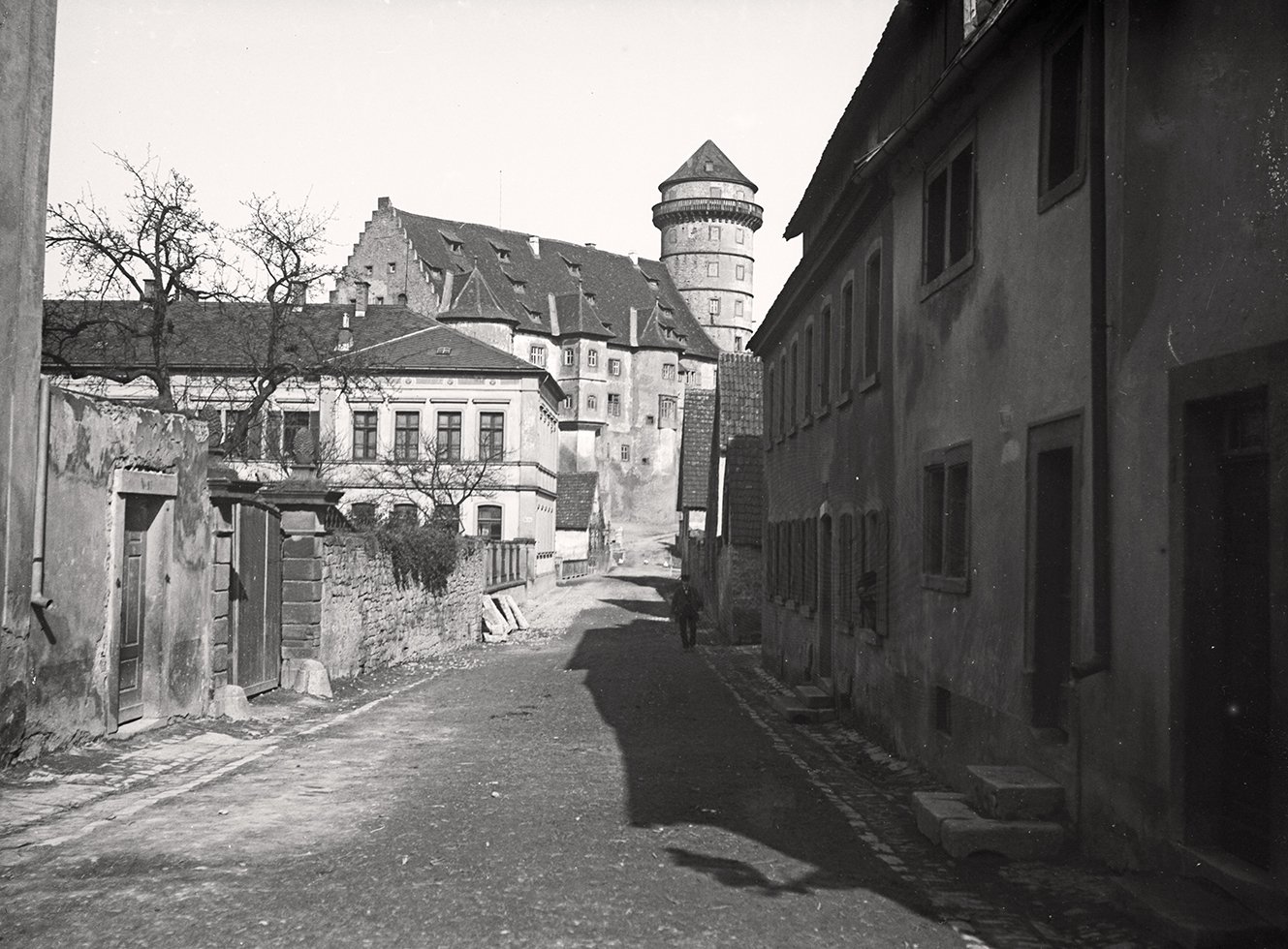 Hofstraße in Rimpar mit Blick auf Schloss Grumbach (März 1900), 86593_o (DRM CC BY-NC-SA)