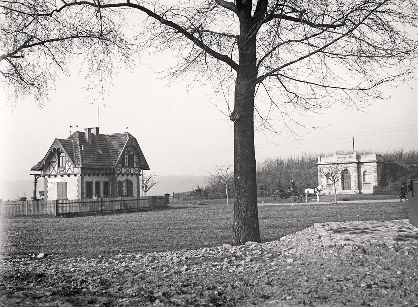 Zollhaus und Hochbehälter am Galgenberg (März 1900), 86594_o (DRM CC BY-NC-SA)