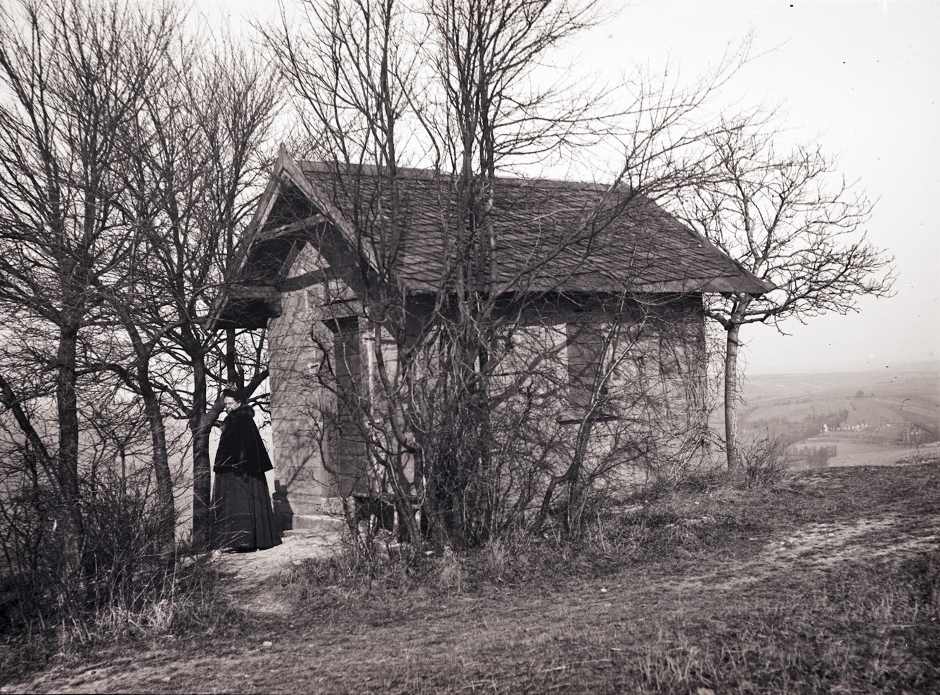 Bertha Röntgen vor einem Steinhaus im Gramschatzer Wald (März 1900), 86595_o (Deutsches Röntgen-Museum CC BY-NC-SA)