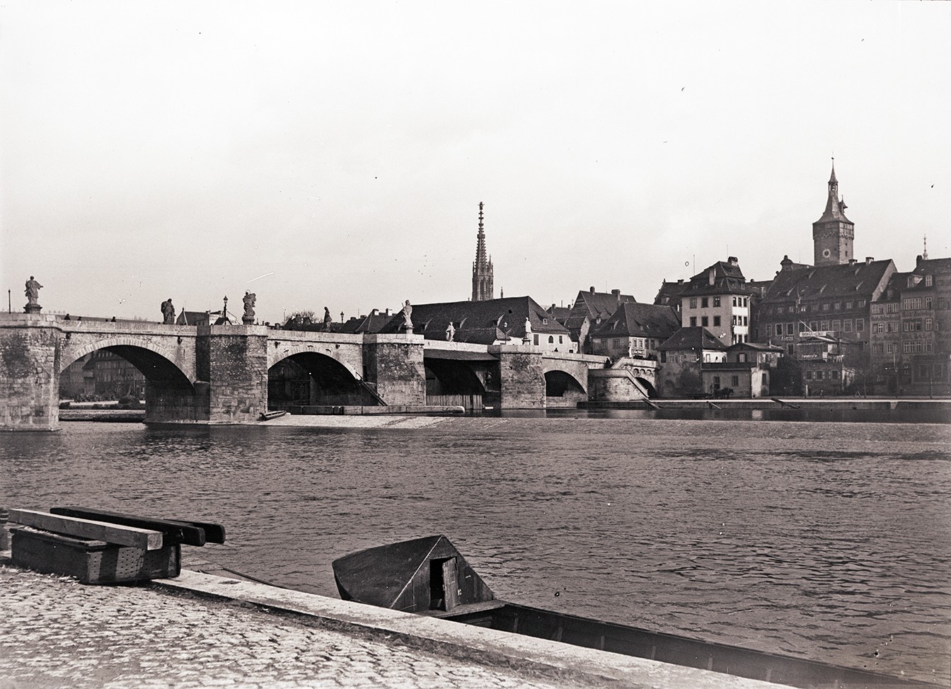 Alte Mainbrücke und Mainufer in Würzburg (1896-1900), 86613_o (Deutsches Röntgen-Museum CC BY-NC-SA)
