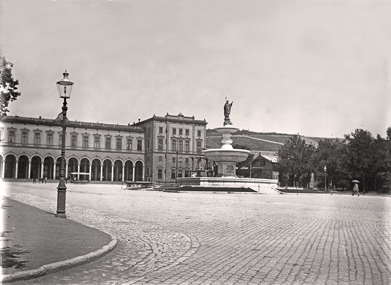 Bahnhofsplatz in Würzburg (Juli 1895), 86616_o (DRM CC BY-NC-SA)