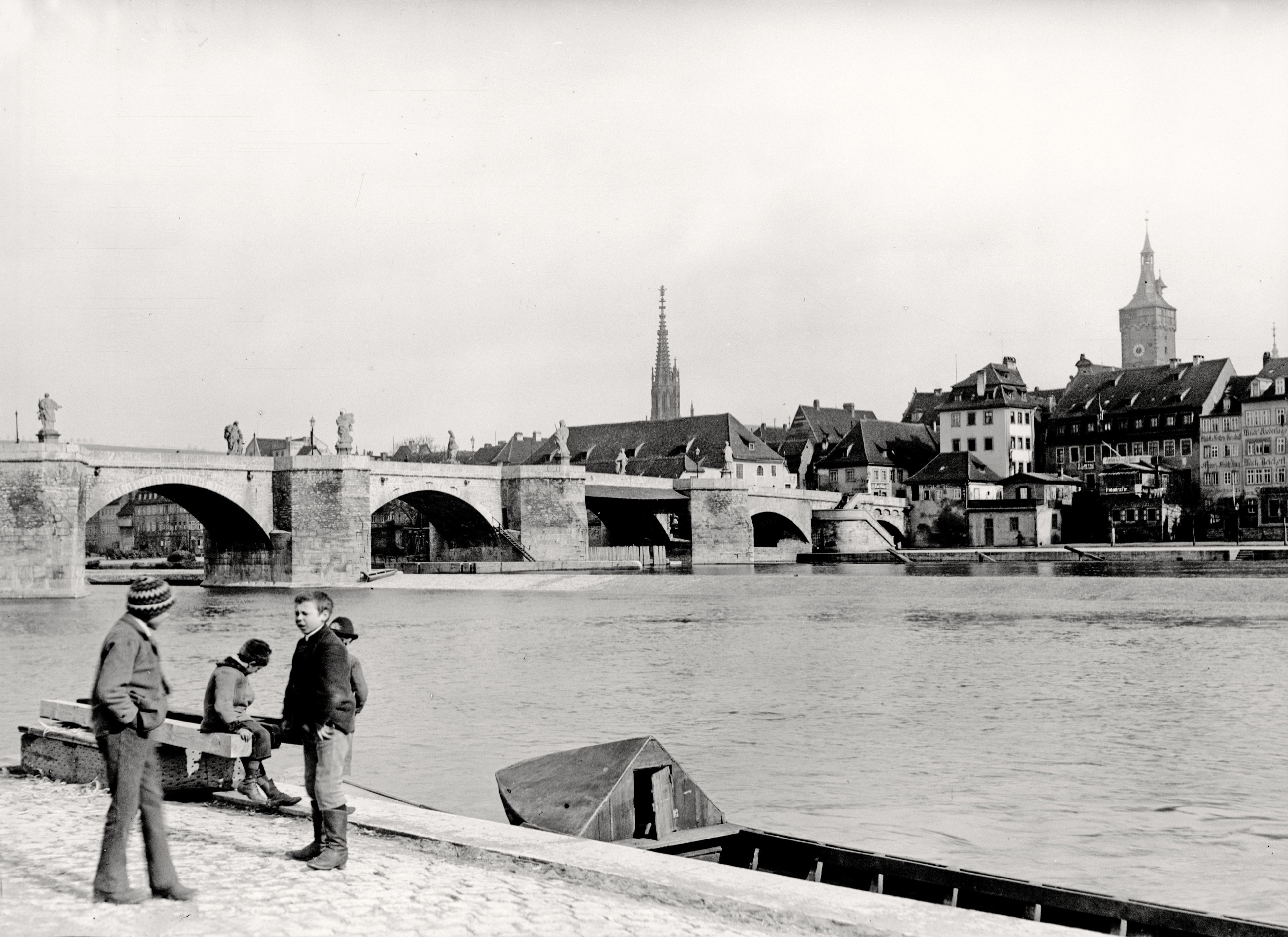 Alte Mainbrücke und Mainufer in Würzburg (1896-1900), 86617_o (DRM CC BY-NC-SA)