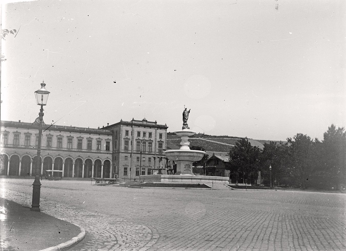 Bahnhofsplatz in Würzburg (Juli 1895), 86620_o (DRM CC BY-NC-SA)