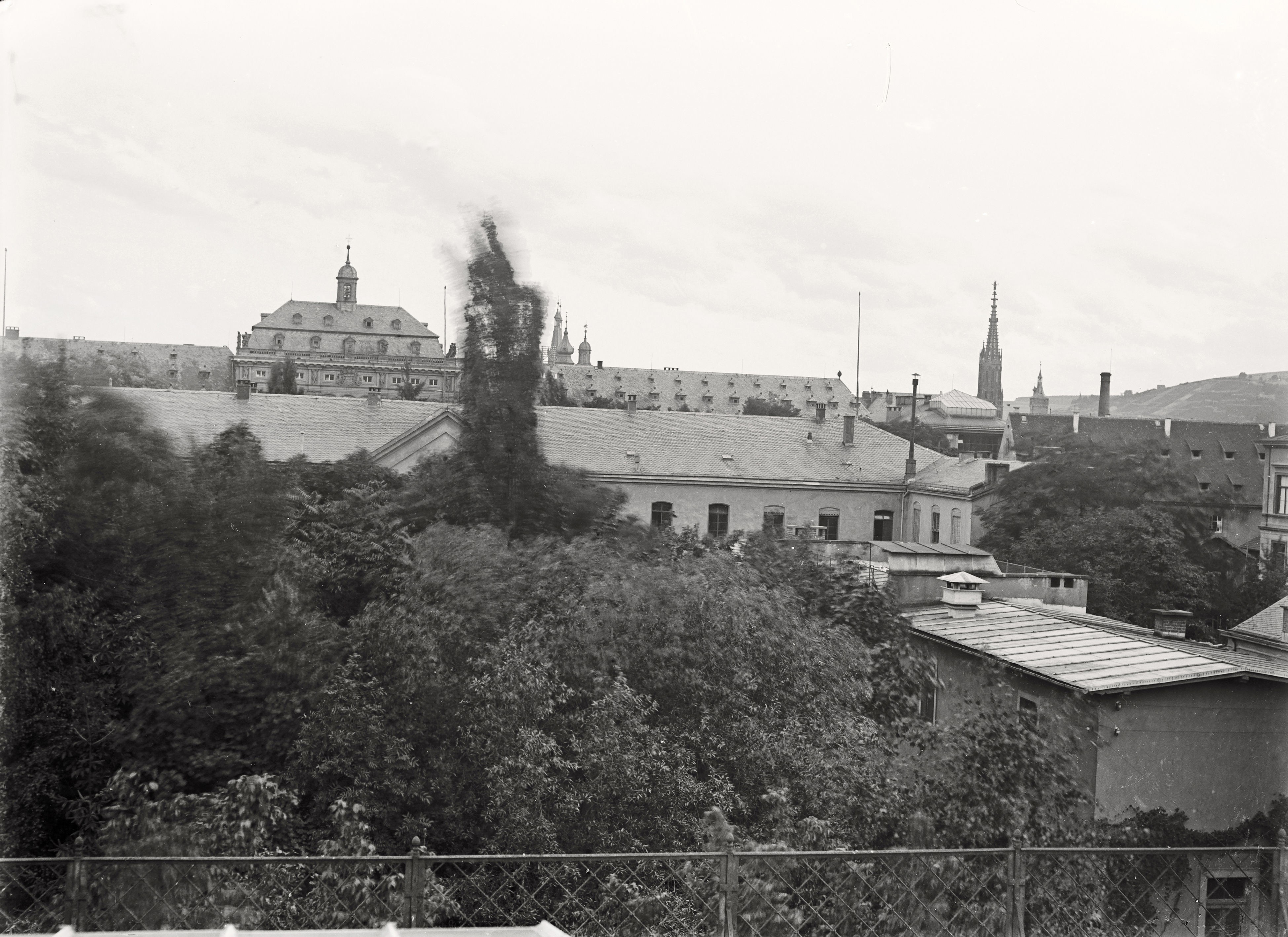 Juliusspital von der Terrasse des Physikalischen Institutes (21.07.1895), 86621_o (DRM CC BY-NC-SA)