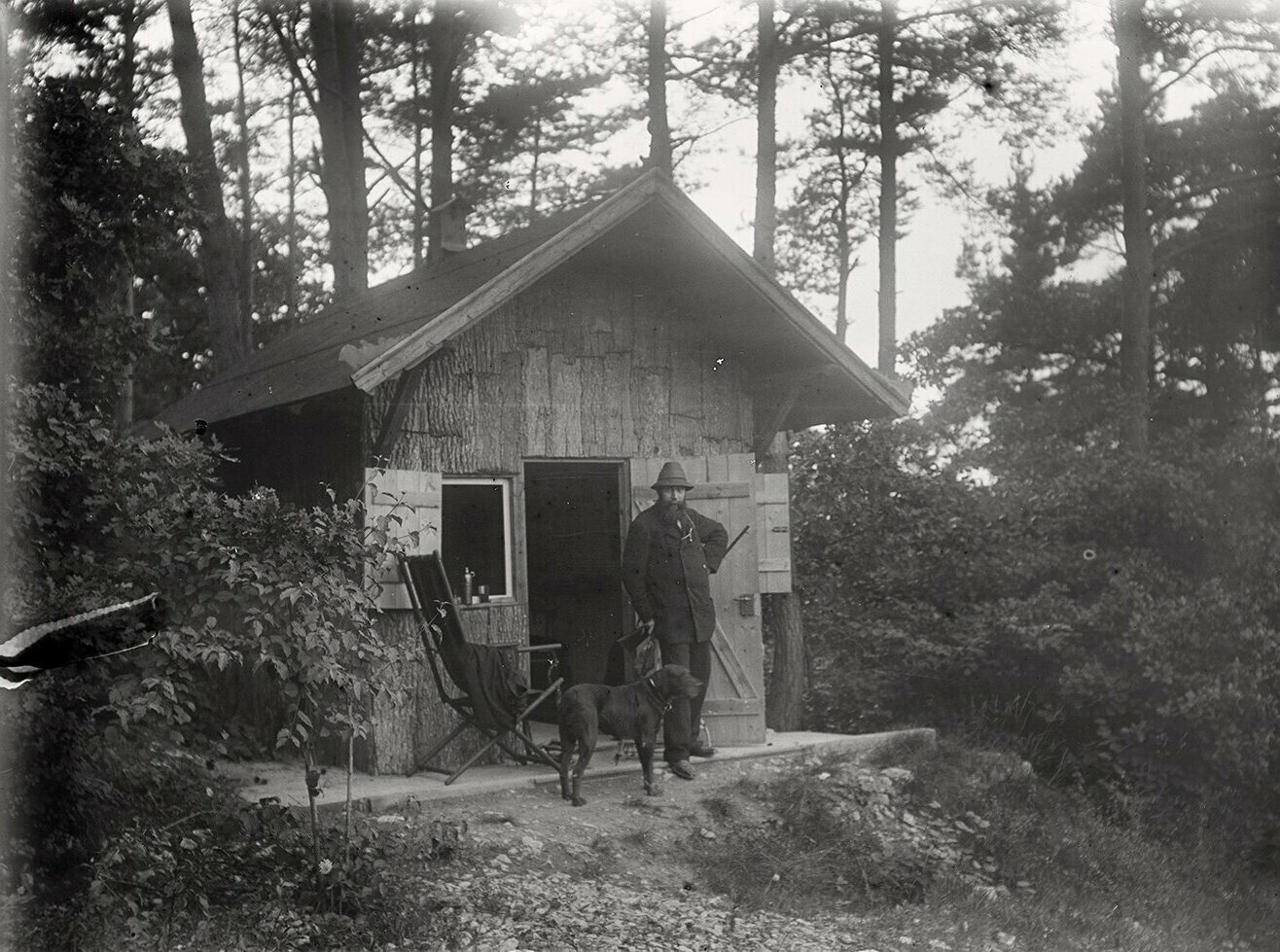Wilhelm Conrad Röntgen vor der Jagdhütte in Rimpar (Frühjahr 1899), 86635_o (DRM CC BY-NC-SA)