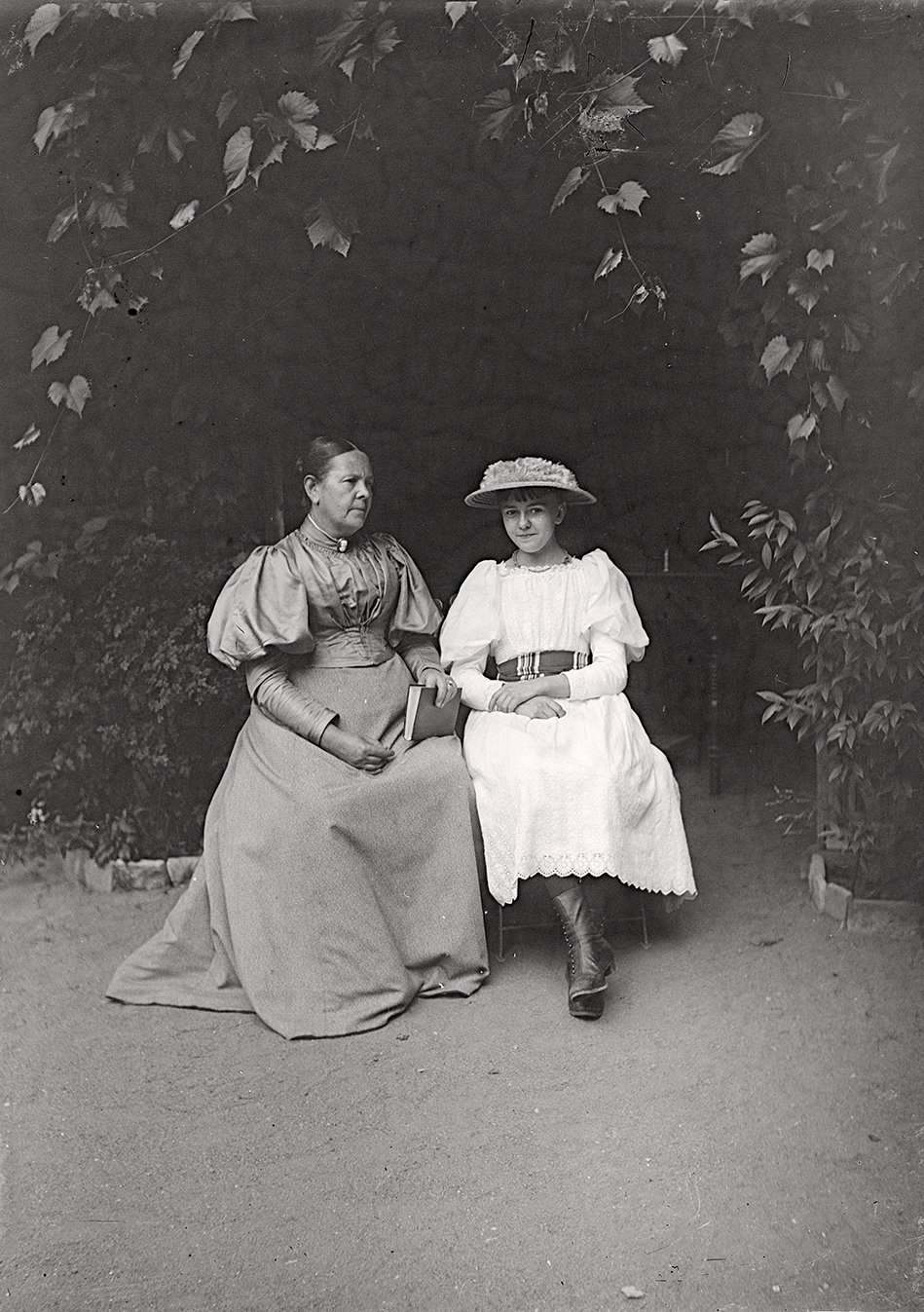 Bertha Röntgen und Josephine Bertha Ludwig vor der Gartenlaube im Garten der Röntgens (21.Juli 1895), 86639_o (DRM CC BY-NC-SA)