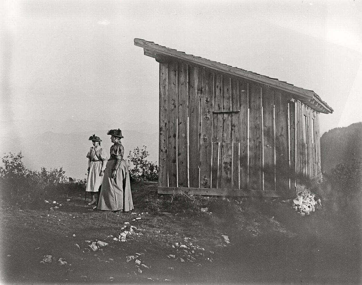 Bertha Röntgen und Josephine Bertha Ludwig an der Hütte auf dem Kleinen Penegal (24.09.1895), 86640_o (DRM CC BY-NC-SA)